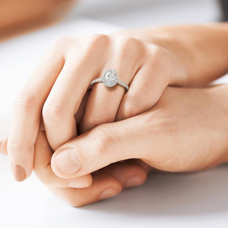 1CT Oval Cut GH-I1 Natural Diamond Halo Engagement Ring 14K White Gold In New Condition For Sale In Los Angeles, CA
