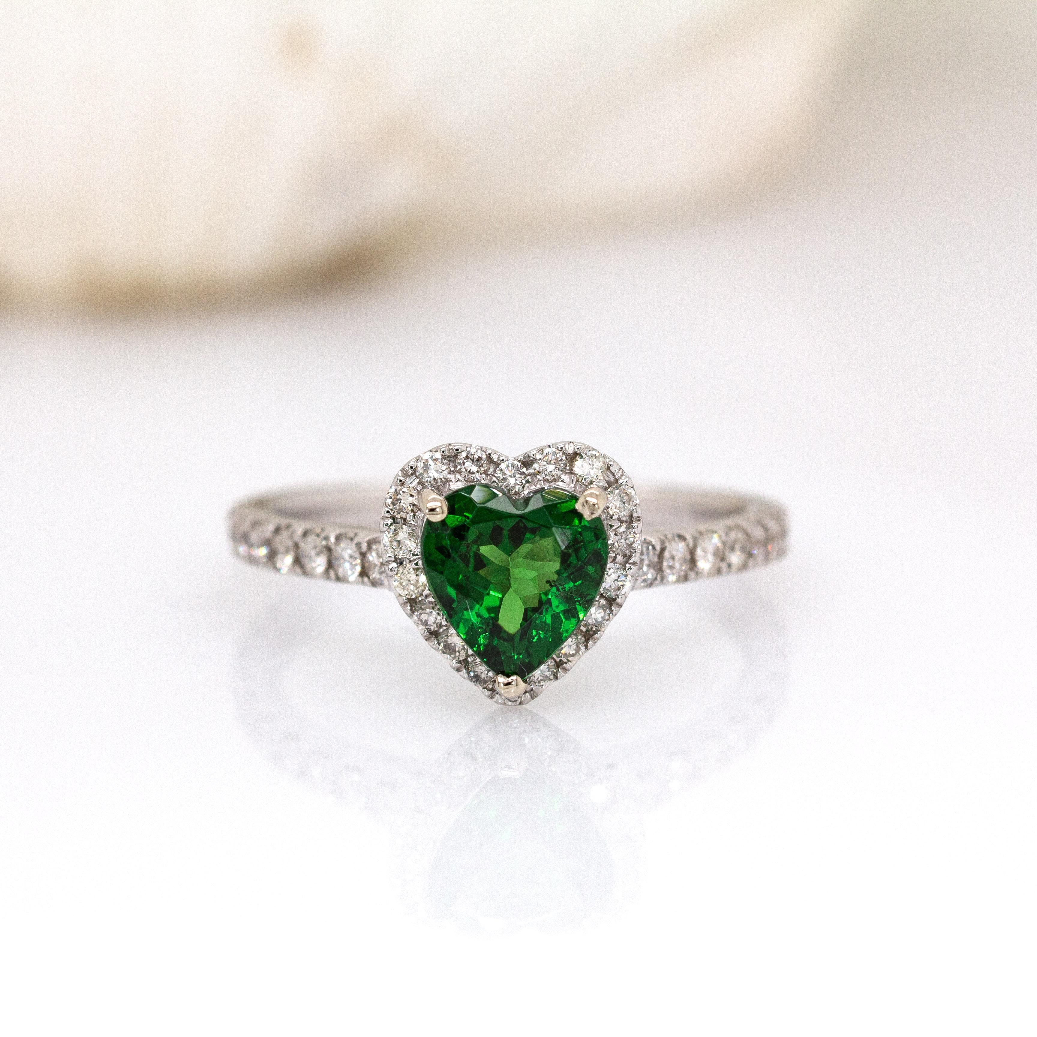 Art Déco Anello con granato tsavorite a forma di cuore da 1 centesimo e diamanti naturali: Oro bianco 14K in vendita