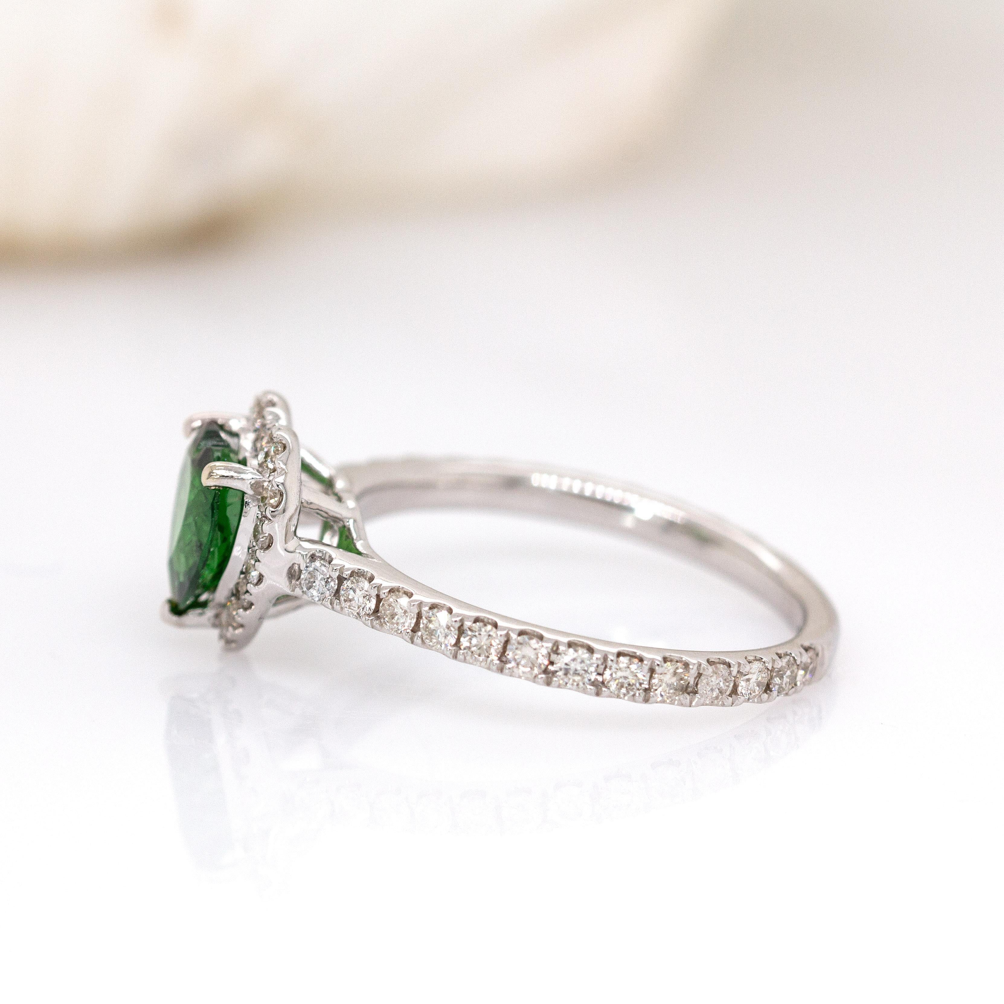 Cuore Anello con granato tsavorite a forma di cuore da 1 centesimo e diamanti naturali: Oro bianco 14K in vendita