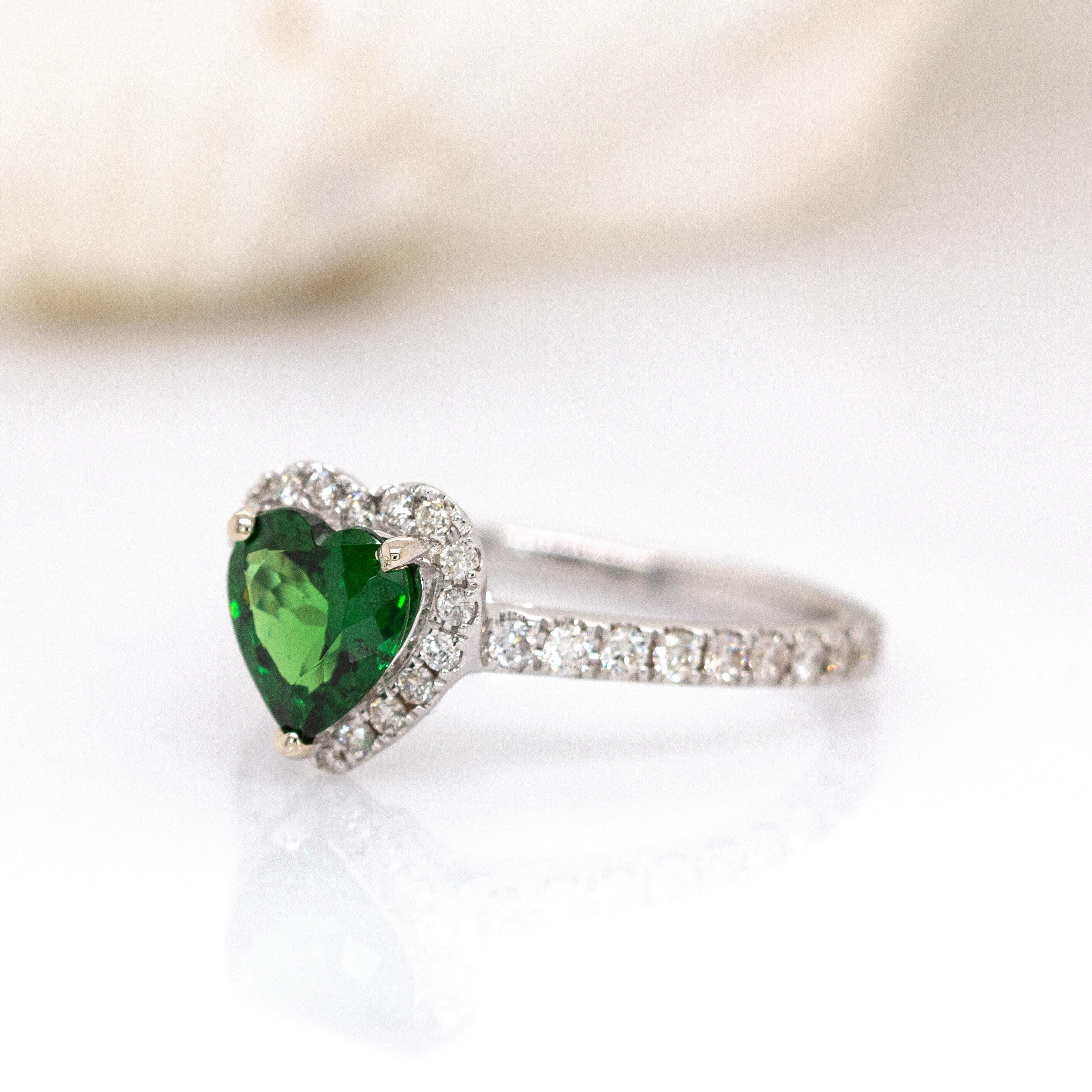 Anello con granato tsavorite a forma di cuore da 1 centesimo e diamanti naturali: Oro bianco 14K In condizioni Nuovo in vendita a Columbus, OH