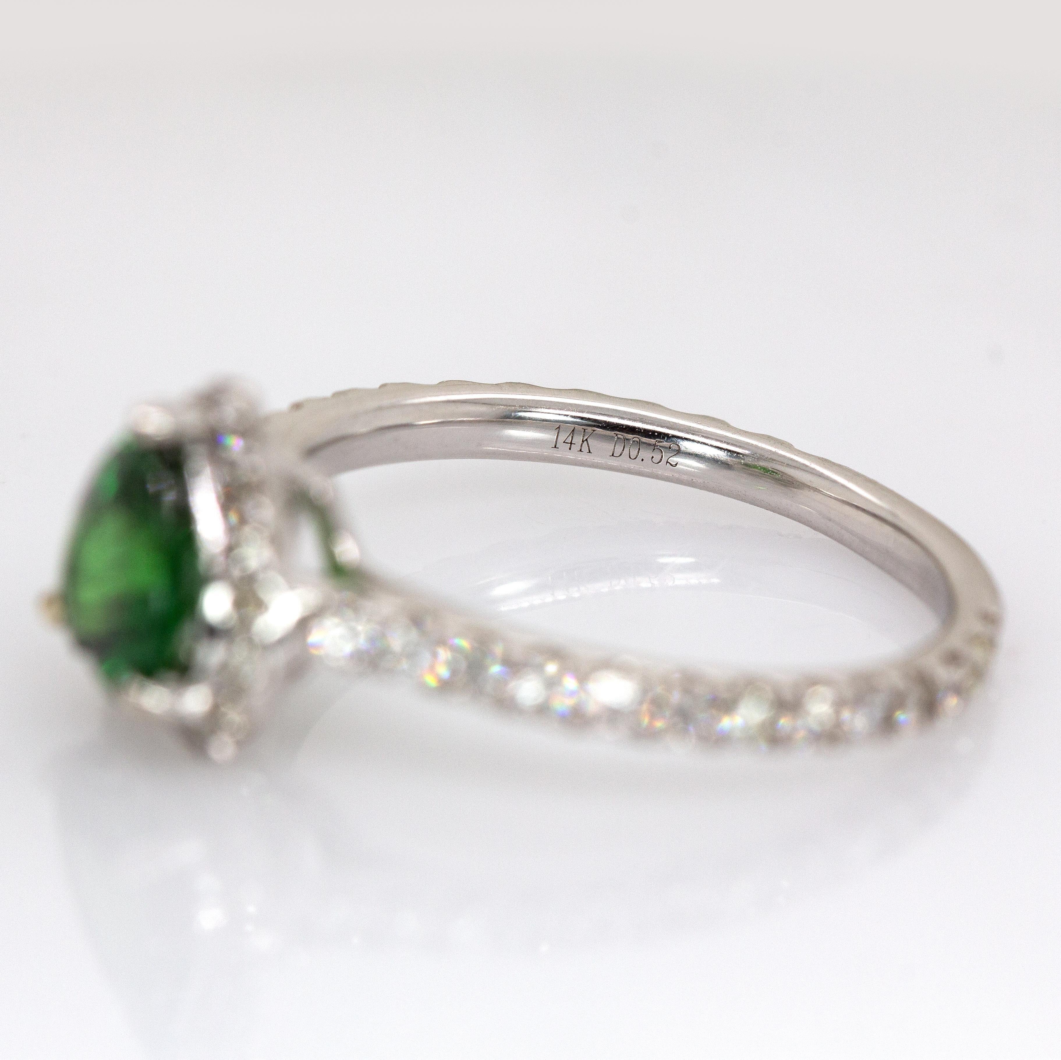 Anello con granato tsavorite a forma di cuore da 1 centesimo e diamanti naturali: Oro bianco 14K in vendita 1