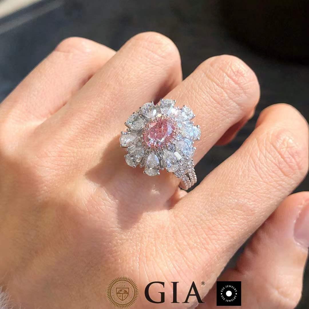 En vente :  Bague en or blanc 18k avec diamant rose clair de 1ct et halo de diamant de 2,80ct 2
