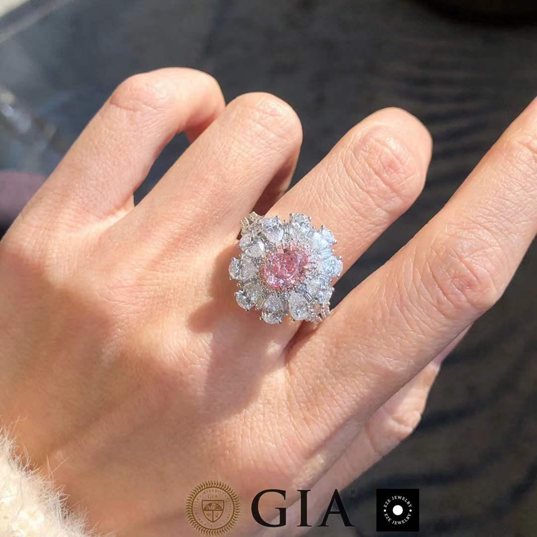 En vente :  Bague en or blanc 18k avec diamant rose clair de 1ct et halo de diamant de 2,80ct 3