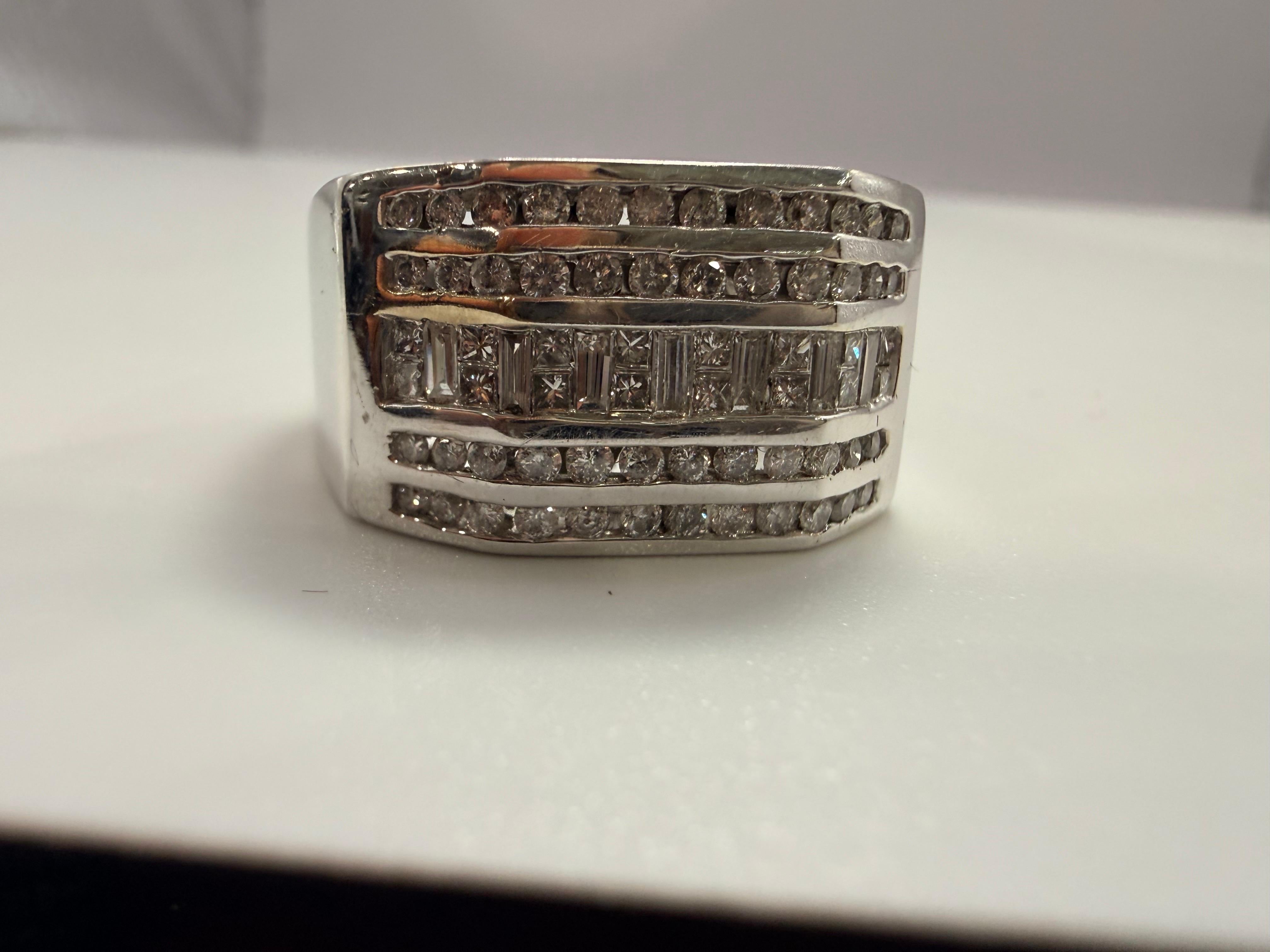 Einzigartiger geometrischer Diamantring mit 1 ct. Diamanten der Reinheit VS-SI und der Farbe G. 
Der Ring hat die Größe 9 und kann in der Größe angepasst werden.

**Alle Artikel verlassen unser Haus mit einem Zertifikat auf den Namen des Käufers,