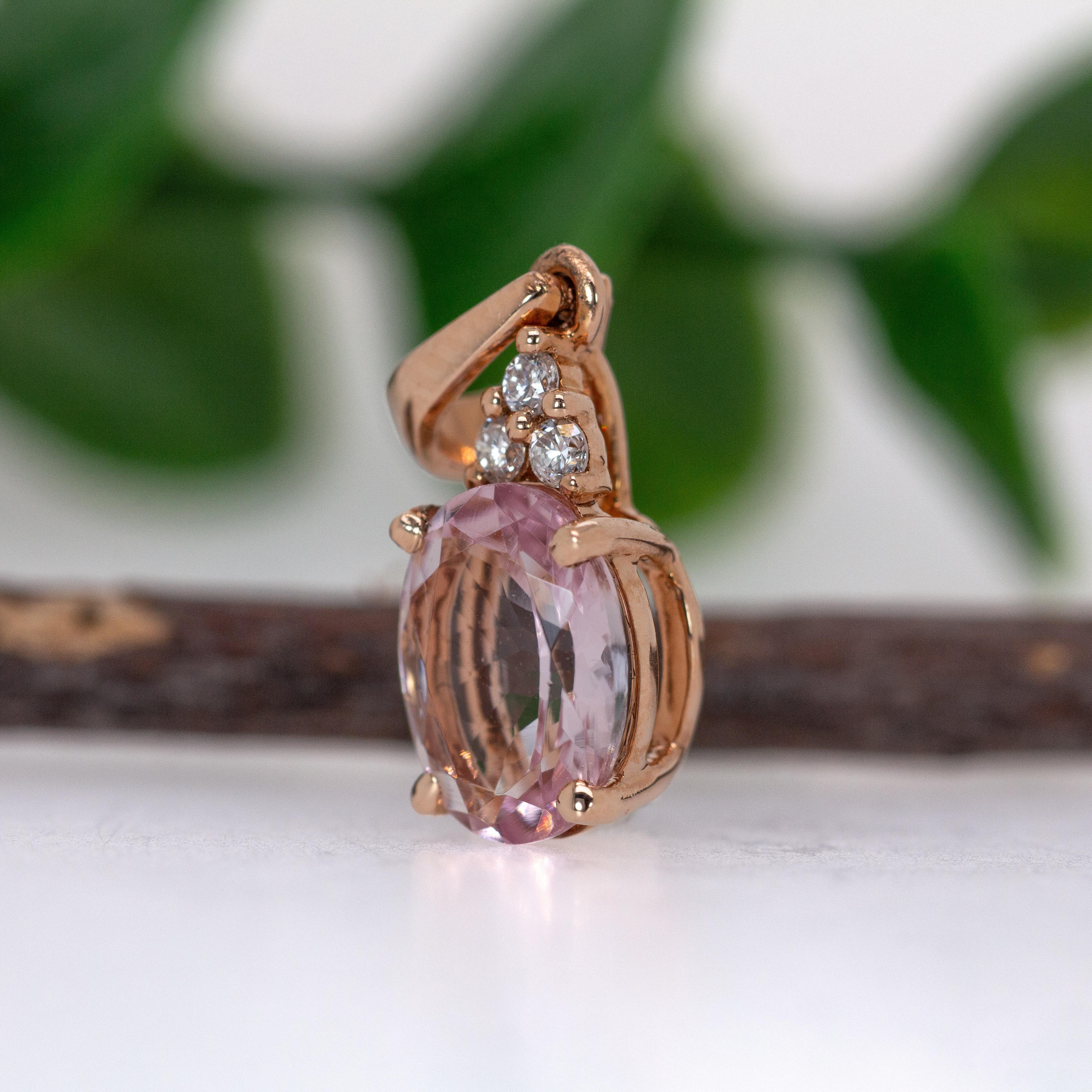 Taglio ovale Ciondolo con Morganite da 1 ct e accenti di diamanti in oro rosa massiccio 14 carati  OV 8x6mm in vendita