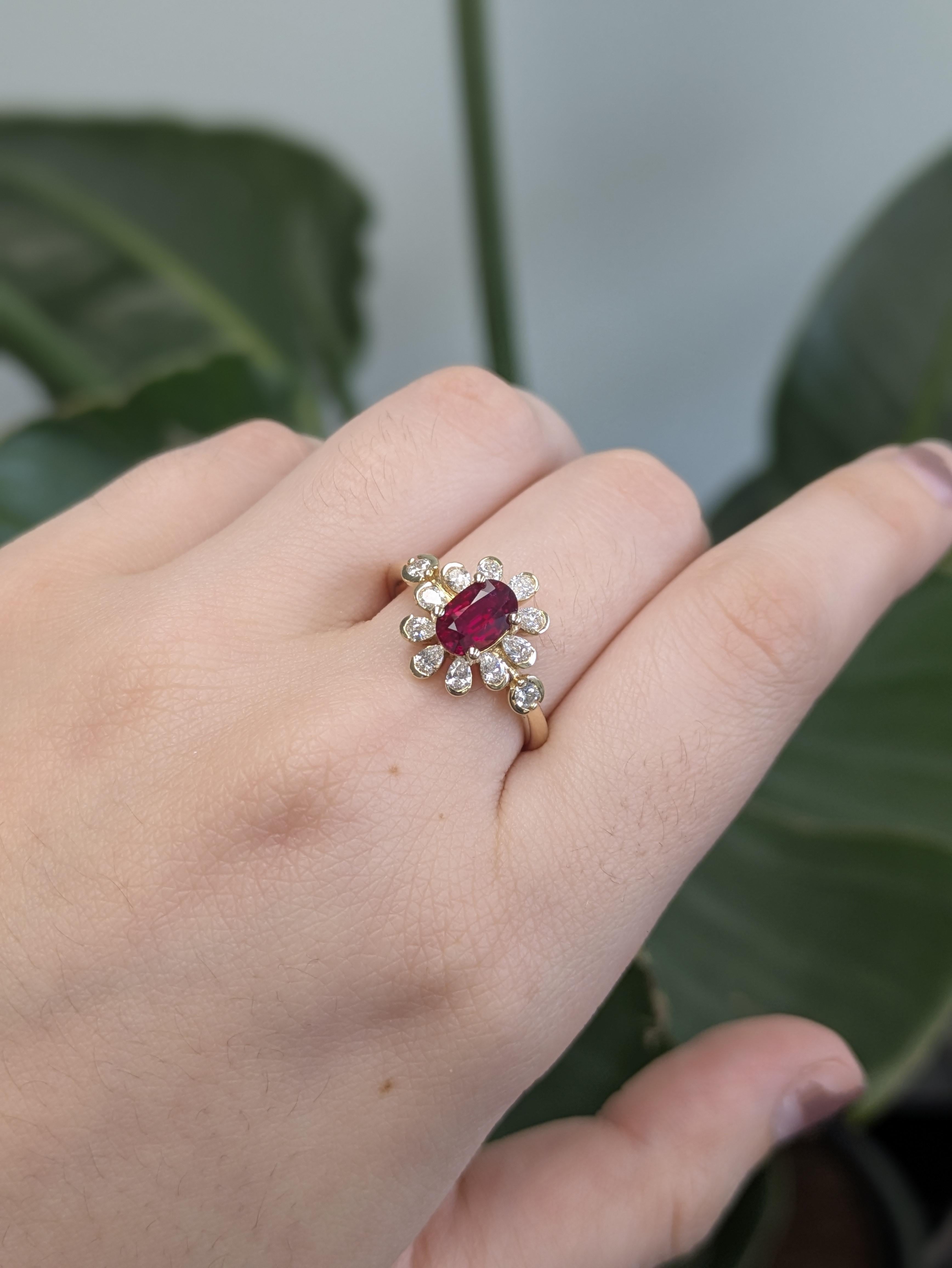 Saluta il tuo nuovo spettacolo preferito! Questo anello floreale presenta un succoso rubino del Mozambico da 1 carato (7x5 mm) davanti e al centro, circondato da scintillanti diamanti estratti dalla terra, il tutto avvolto in un brillante oro giallo