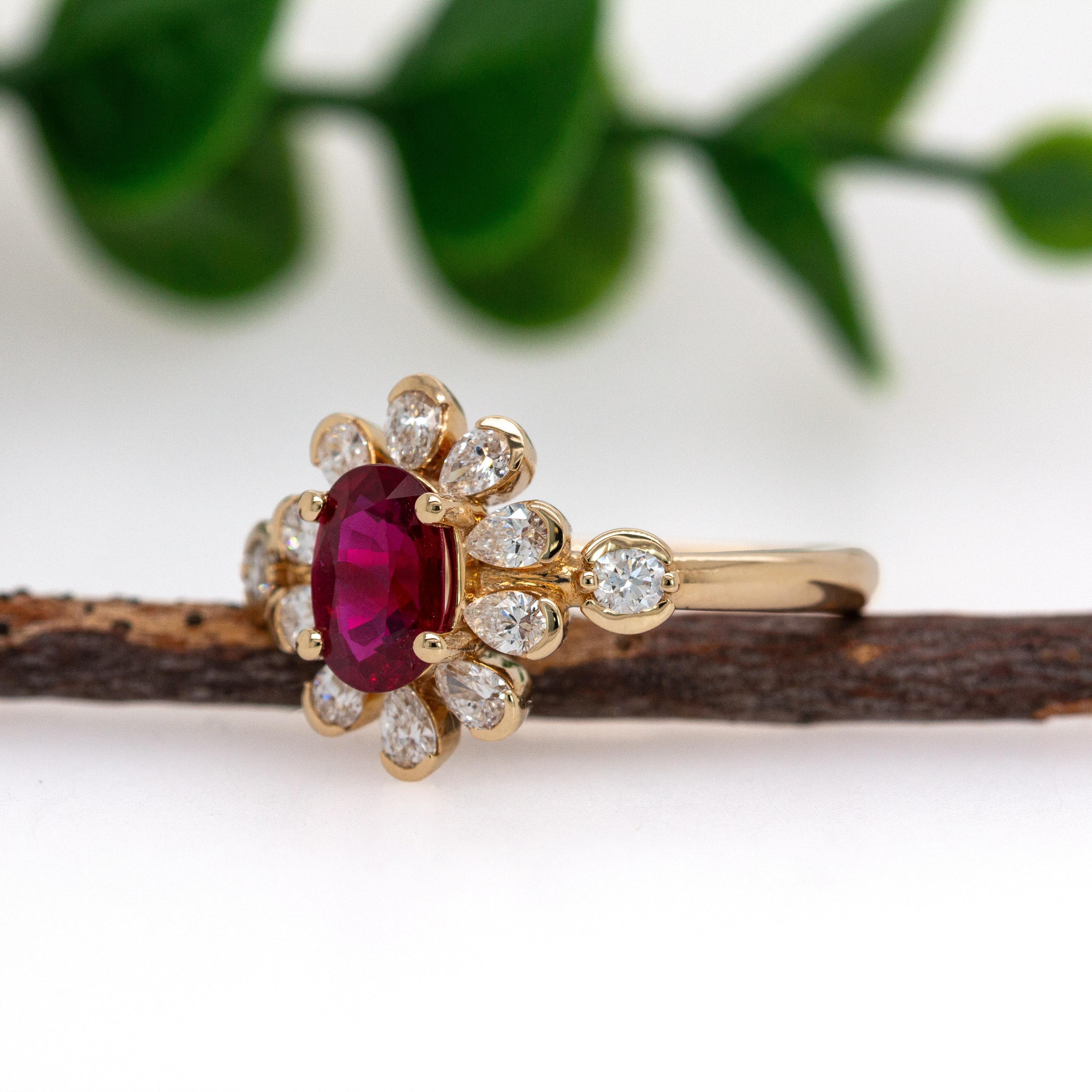 Taglio ovale Anello floreale con rubino del Mozambico e diamante estratto dalla terra, 1ct, in oro massiccio 14K in vendita