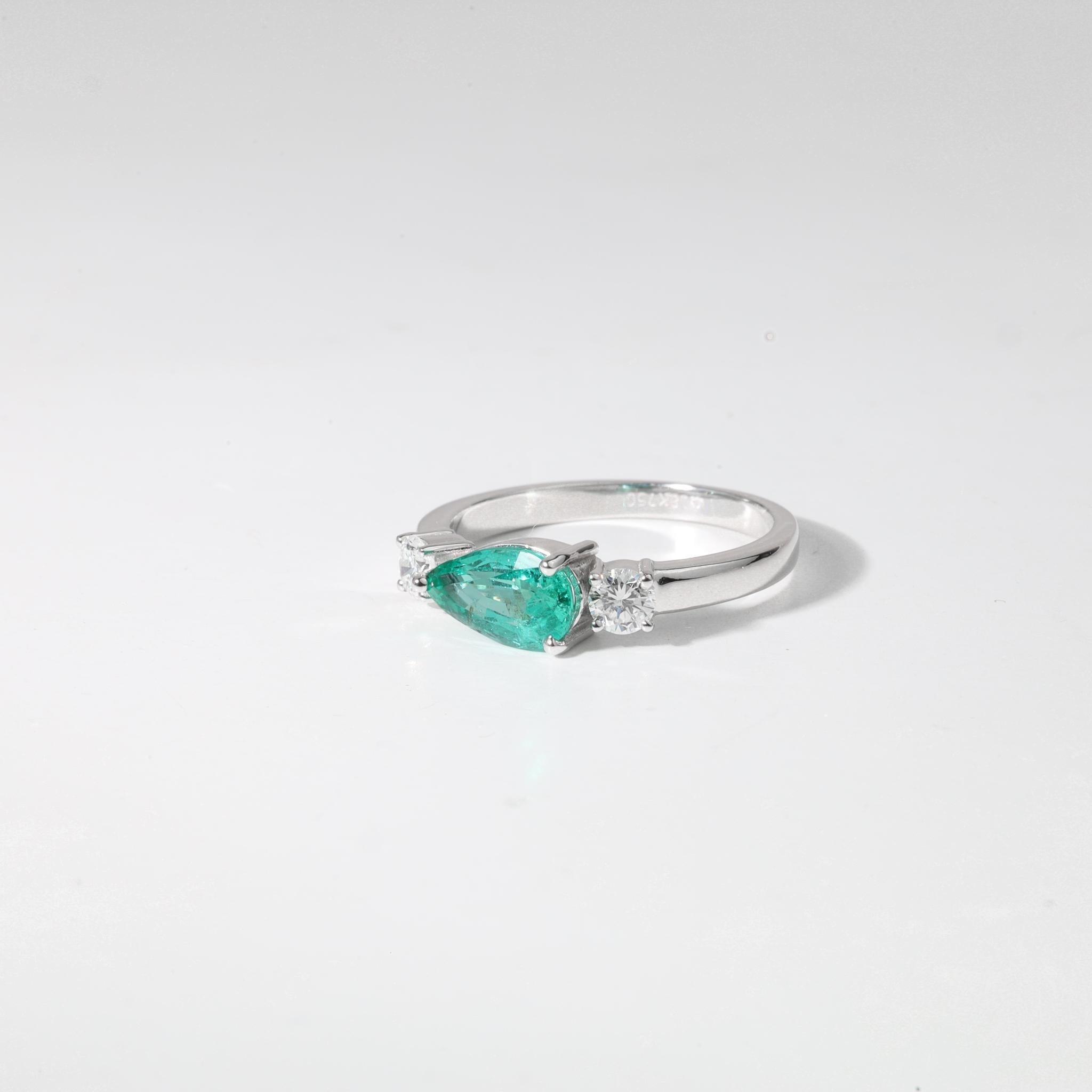 💎 Produktbeschreibung:
Als zeitloses Symbol der Eleganz präsentiert dieser dreisteinige Verlobungsring einen atemberaubenden natürlichen Smaragd im Birnenschliff von ca. 1 Karat, der für seinen tiefen, lebhaften Grünton bekannt ist. Der Smaragd