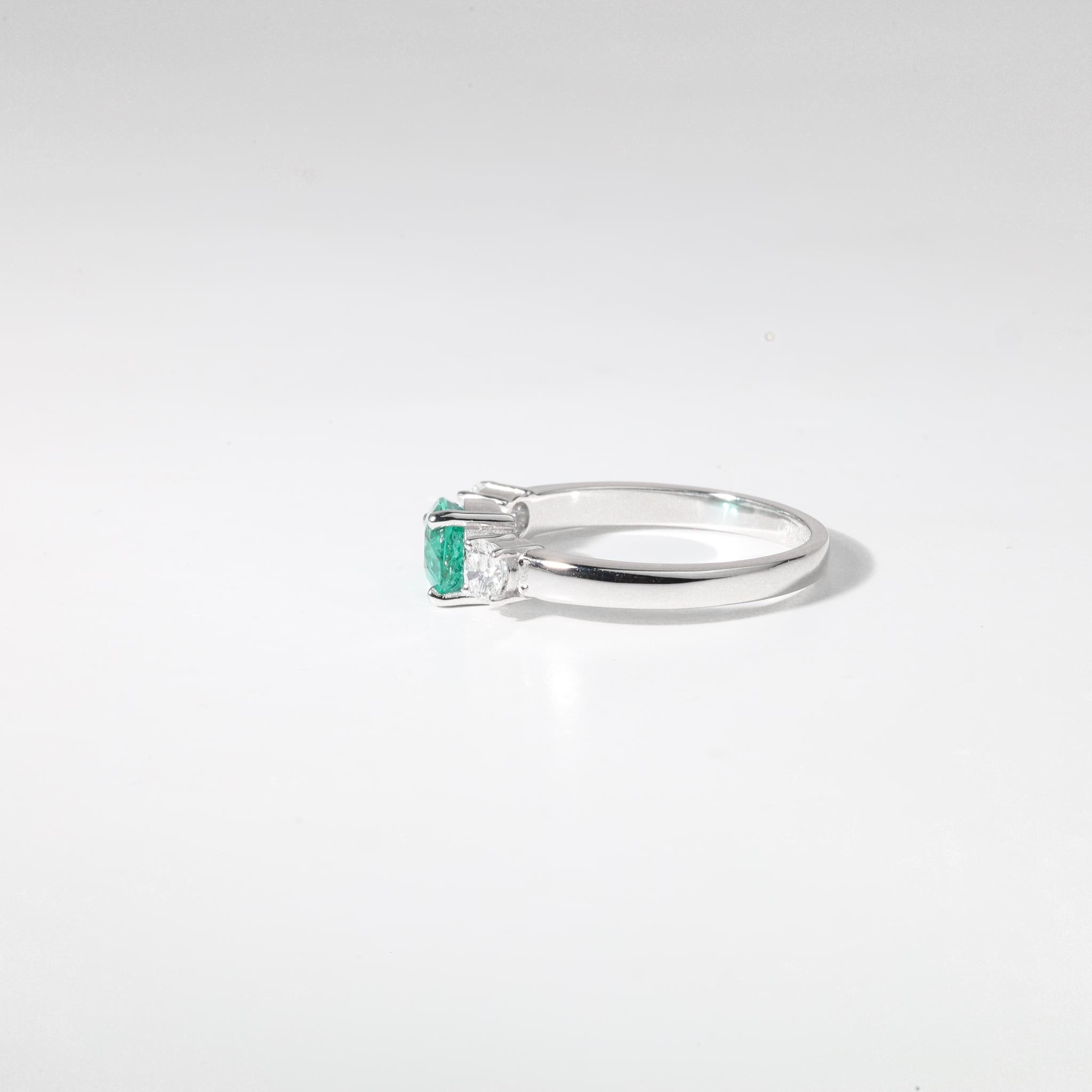 1ct Natürlicher Smaragd mit Birnenschliff & Diamant Drei-Stein-Verlobungsring-18K Weißgold (Art déco) im Angebot