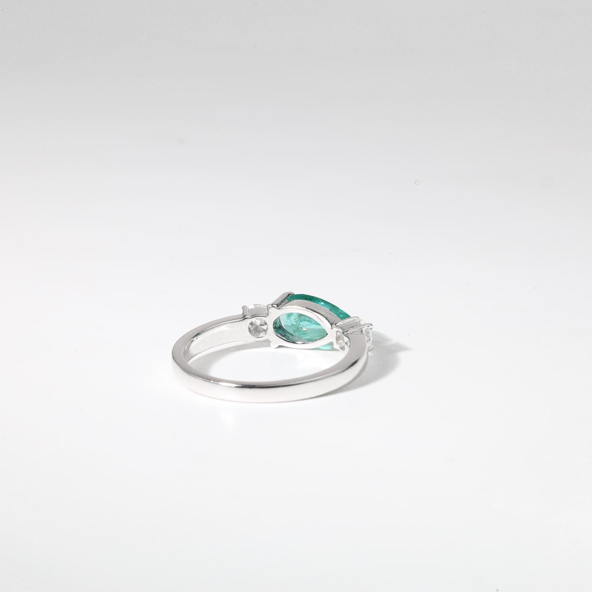 1ct Natürlicher Smaragd mit Birnenschliff & Diamant Drei-Stein-Verlobungsring-18K Weißgold (Tropfenschliff) im Angebot