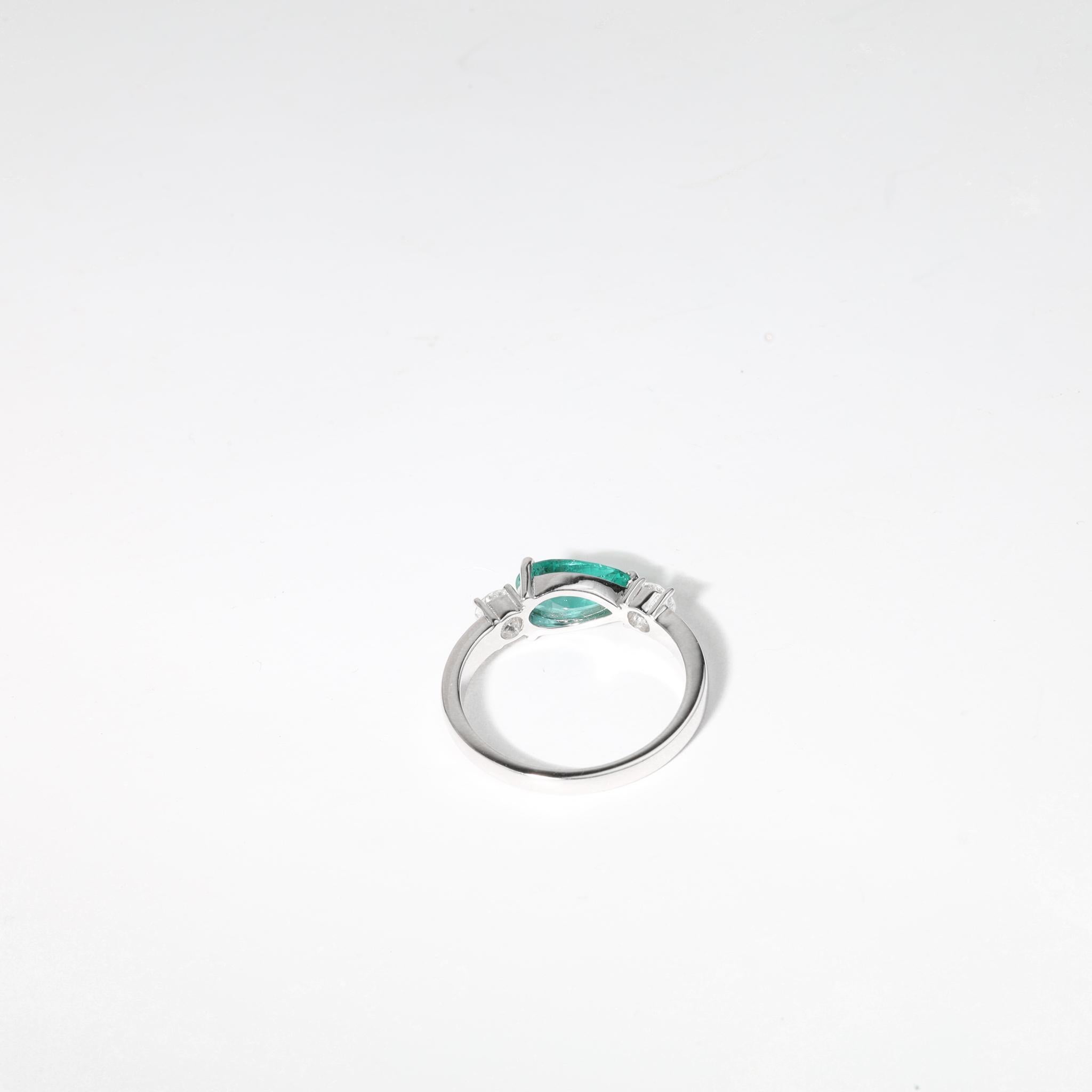 1ct Natürlicher Smaragd mit Birnenschliff & Diamant Drei-Stein-Verlobungsring-18K Weißgold im Zustand „Neu“ im Angebot in Jaipur, RJ