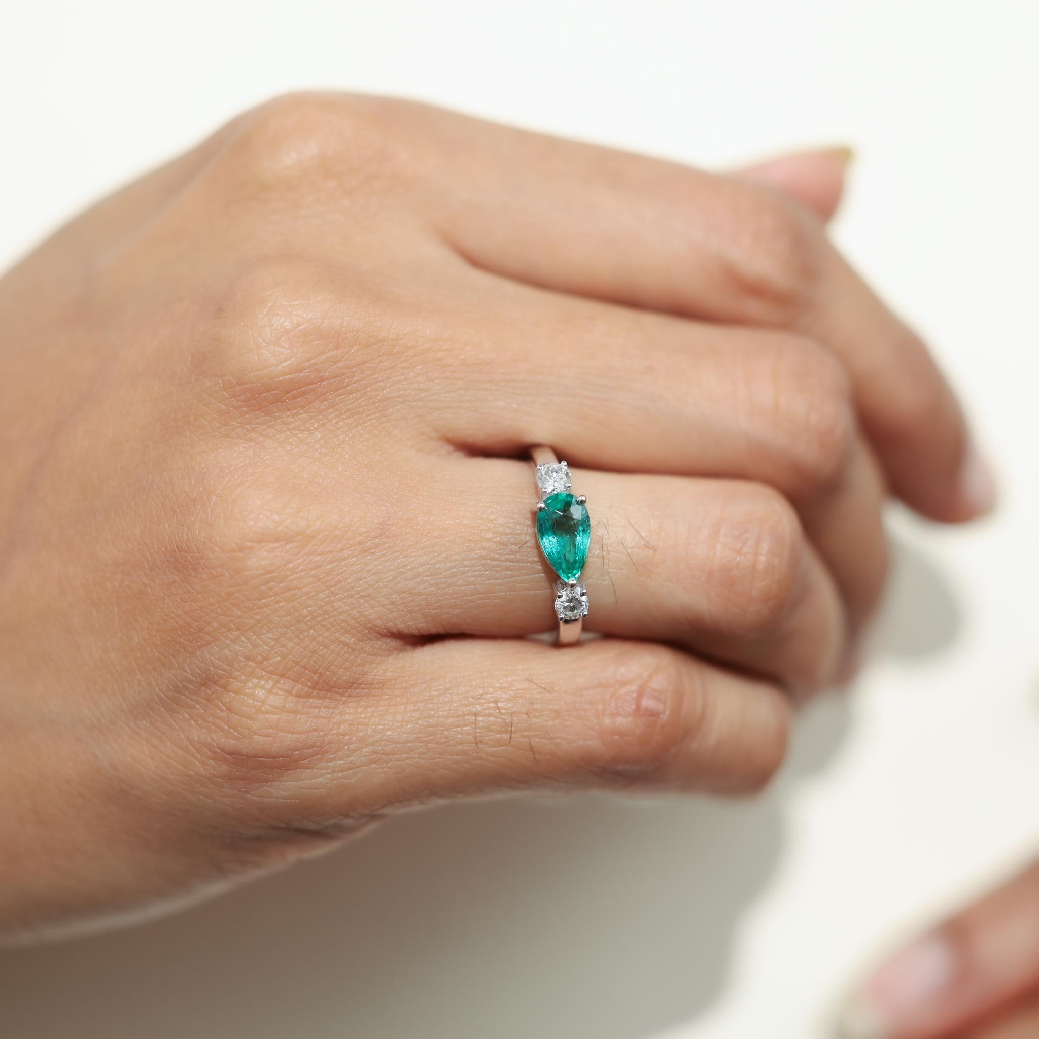1ct Natürlicher Smaragd mit Birnenschliff & Diamant Drei-Stein-Verlobungsring-18K Weißgold Damen im Angebot
