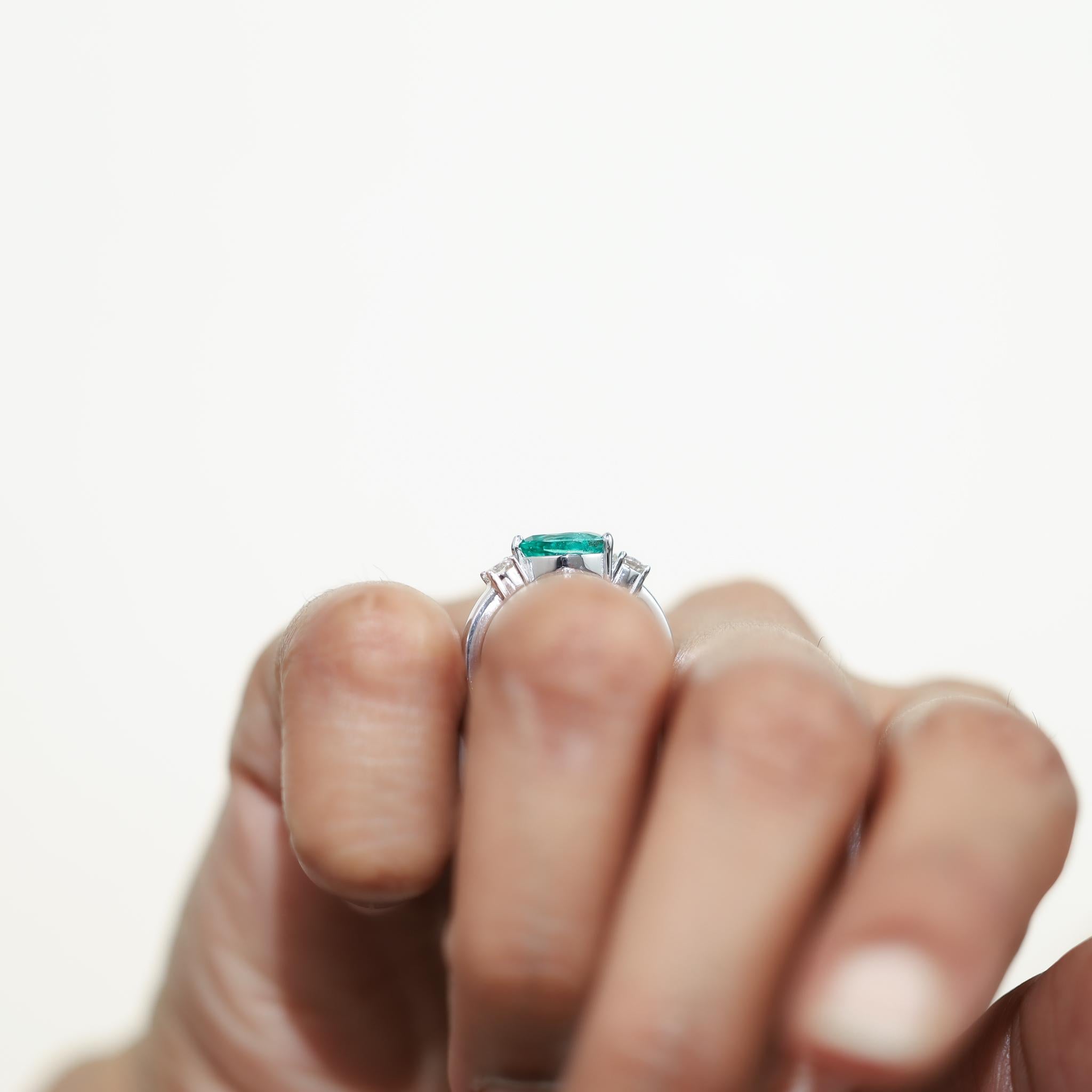 1ct Natürlicher Smaragd mit Birnenschliff & Diamant Drei-Stein-Verlobungsring-18K Weißgold im Angebot 3