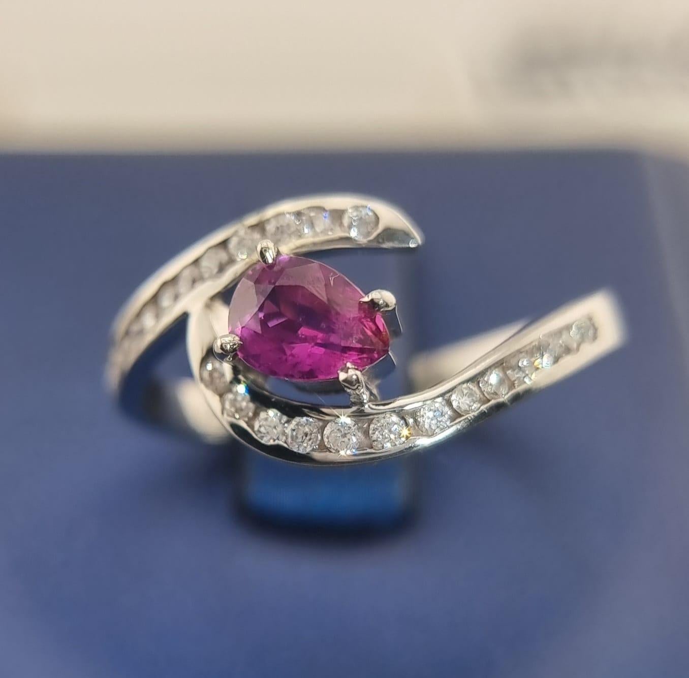 Deléitate con la máxima expresión de amor y lujo con este Anillo de Zafiro Rosa de 1 ct con Certificación EGL sobre Plata Natural Recubierta de Platino. Esta encantadora pieza exhibe un zafiro rosa de origen natural en forma de pera de 5,8x4,8 mm,
