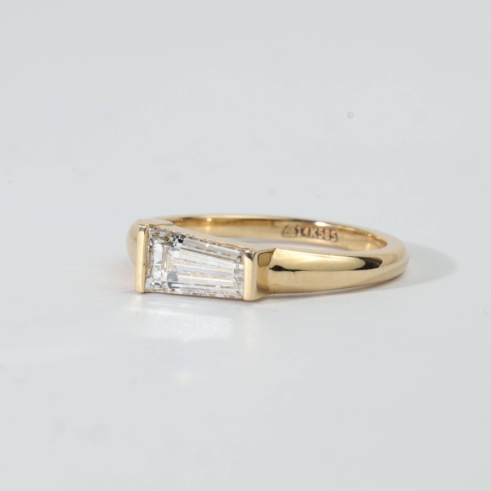 Beschreibung des Produkts:
Dieses Solitär-Diamantband für Männer und Frauen, die kühne Eleganz und zeitloses Design zu schätzen wissen, ist ein raffiniertes Statement der Raffinesse. Sein Herzstück ist ein natürlicher, sich verjüngender Diamant im