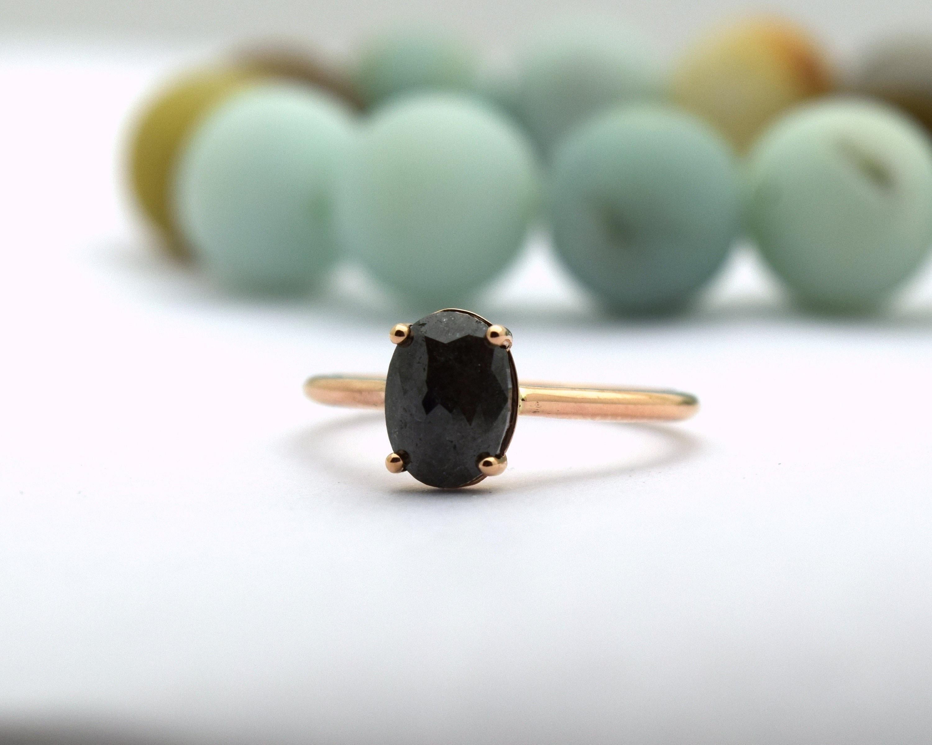 Bague solitaire avec un diamant noir ovale de caractère totalisant 1 carat en or rose massif 14KT dans une monture à chaton qui est si élégante et moderne. Cette bague est très confortable et recevra beaucoup de compliments !

Il sera accompagné