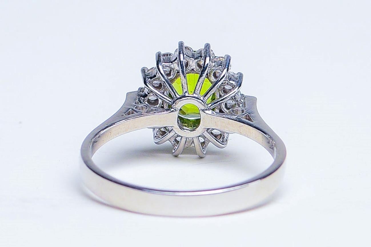 Modern 1ct Oval Mint Green Peridot Platinum Silver Ring For Sale