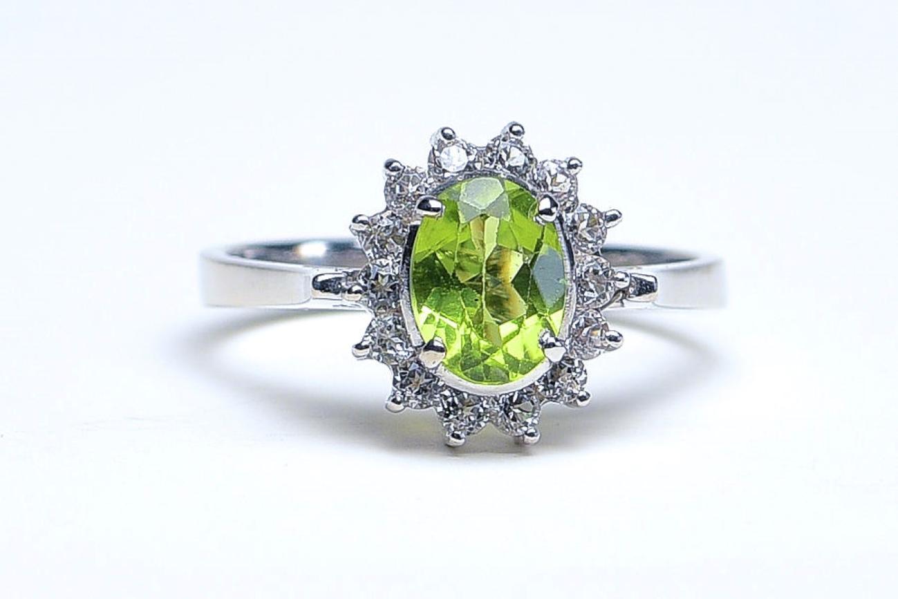 1ct Oval Mint Green Peridot Platinum Silver Ring In New Condition For Sale In Sheridan, WY