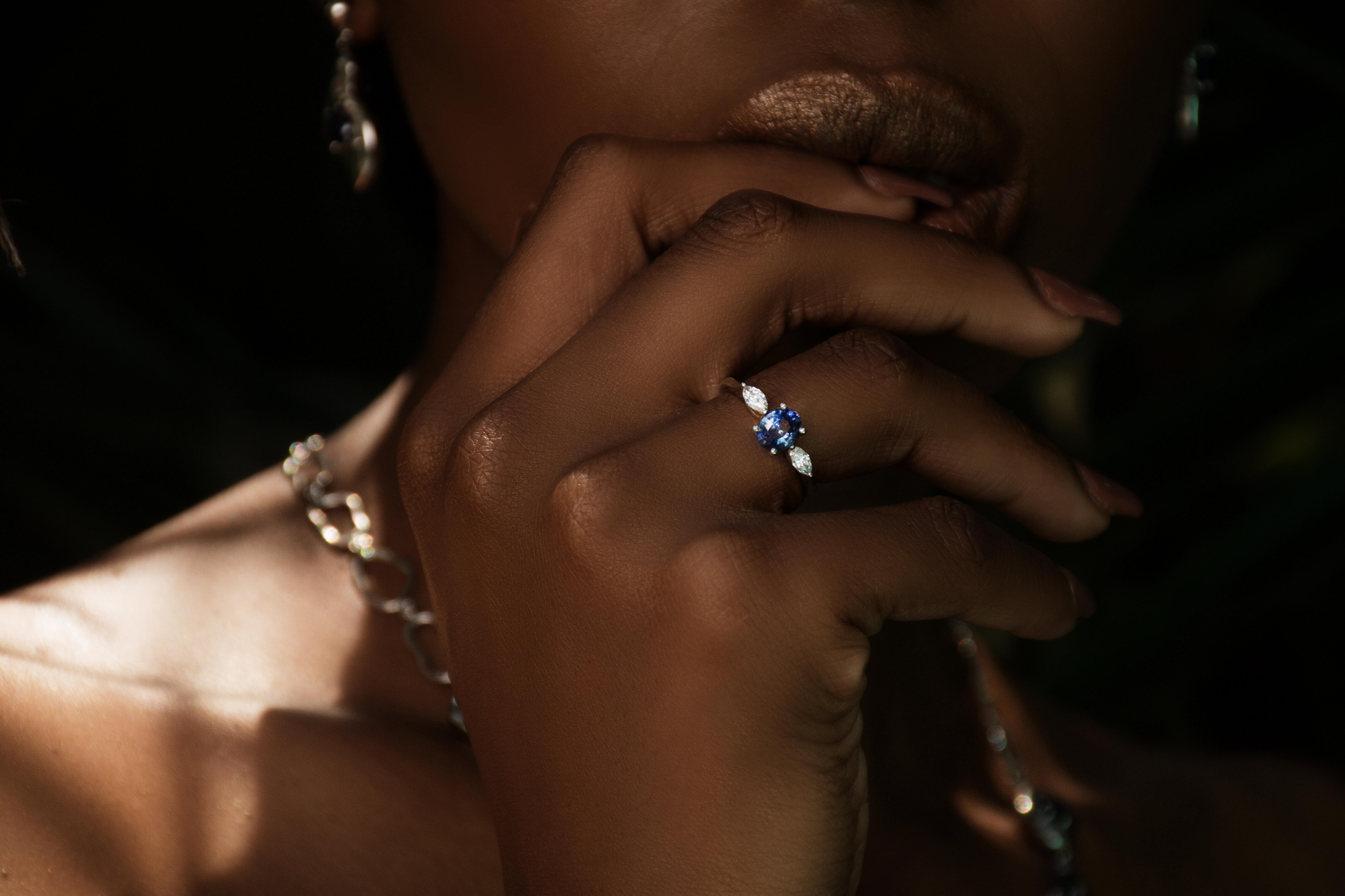 Platinring, 1 Karat ovaler natürlicher blauer Saphir und Diamant im Angebot 1