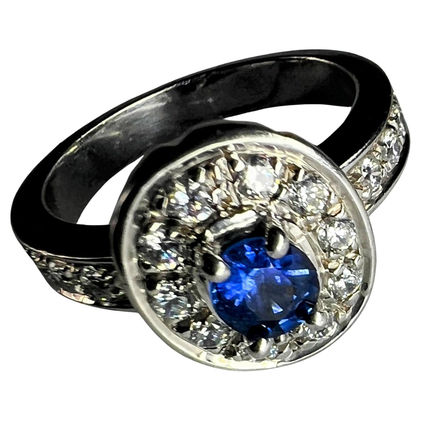 Contemporaneo Anello di fidanzamento con zaffiro blu naturale ovale da 1 carato in vendita
