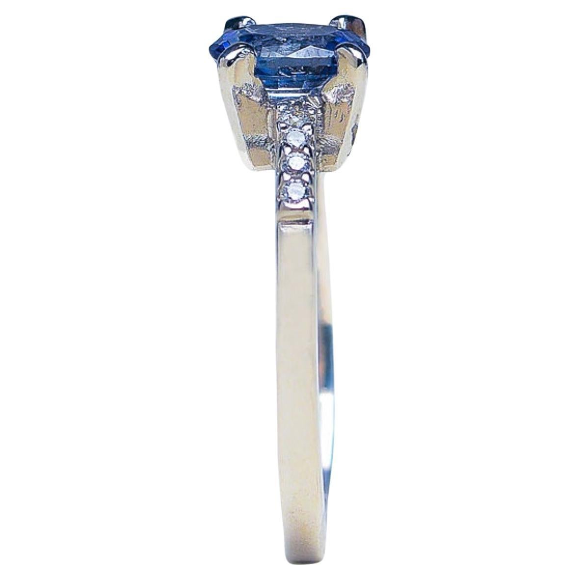 Te presentamos nuestro Anillo Ovalado de Zafiro Azul y Circón Blanco Natural de 1 ct, una auténtica obra maestra que elevará tu estilo y cautivará corazones. Este anillo ostenta un zafiro azul natural ovalado en el centro, que destila elegancia y