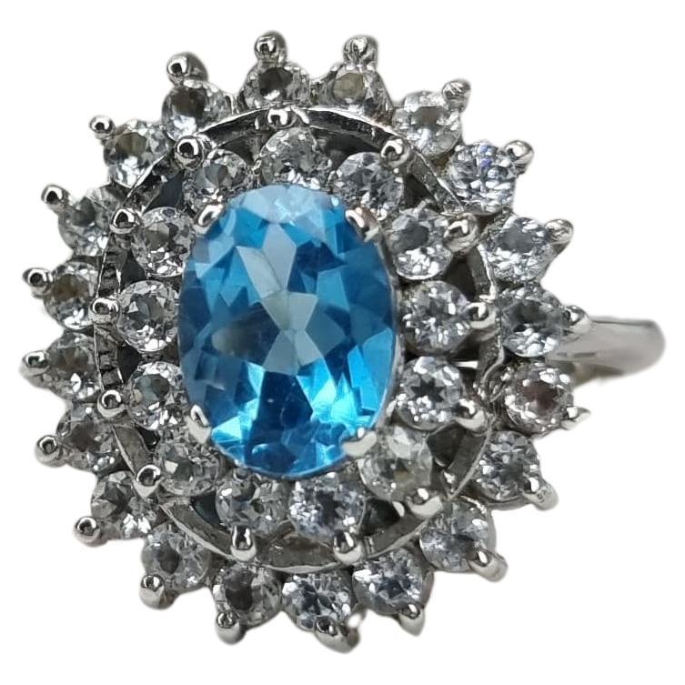 Anillo de cóctel de topacio azul natural ovalado de 1 ct