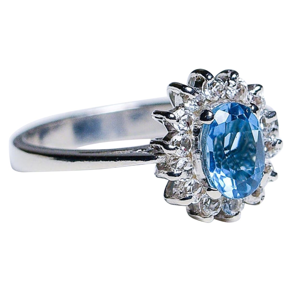 Anillo de plata y platino con topacio azul natural ovalado de 1 ct Corte oval en venta