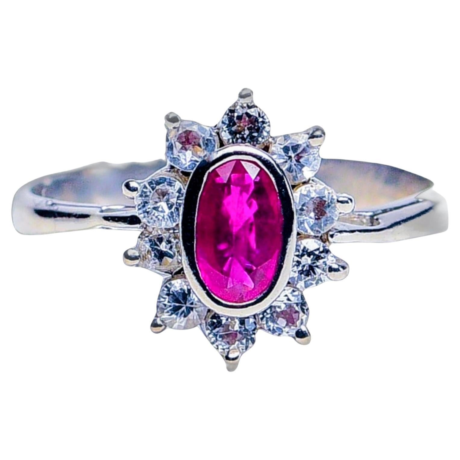 Bague de déclaration en argent platiné avec rubis naturel ovale et saphir blanc de 1ct