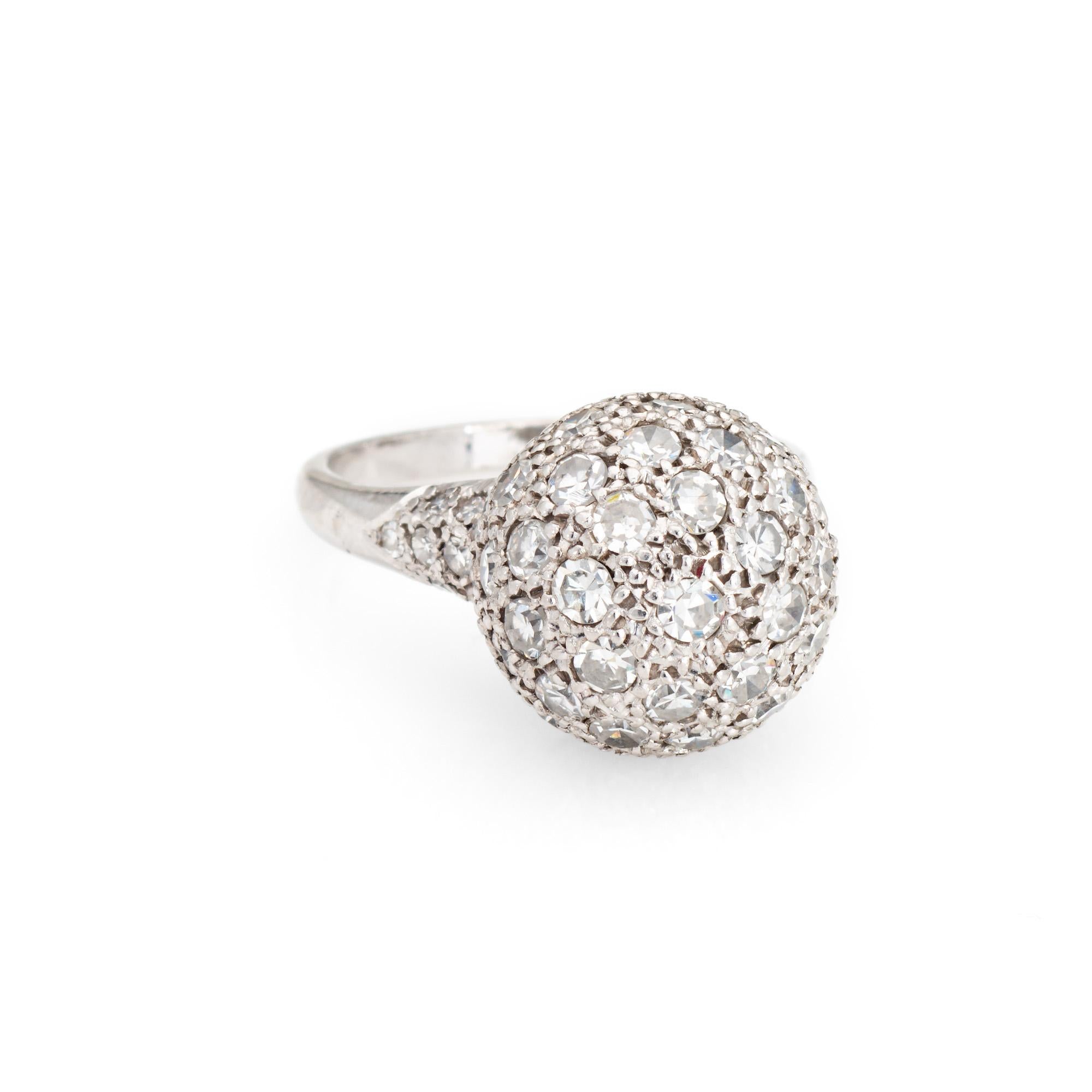 Elegante anillo orbital contemporáneo con pavé de diamantes, elaborado en platino 900. 

Los diamantes de talla única suman un total estimado de 1 quilate (color estimado H-I y claridad VS2-SI1).  

Los diamantes engastados adornan la esfera, ¡dando