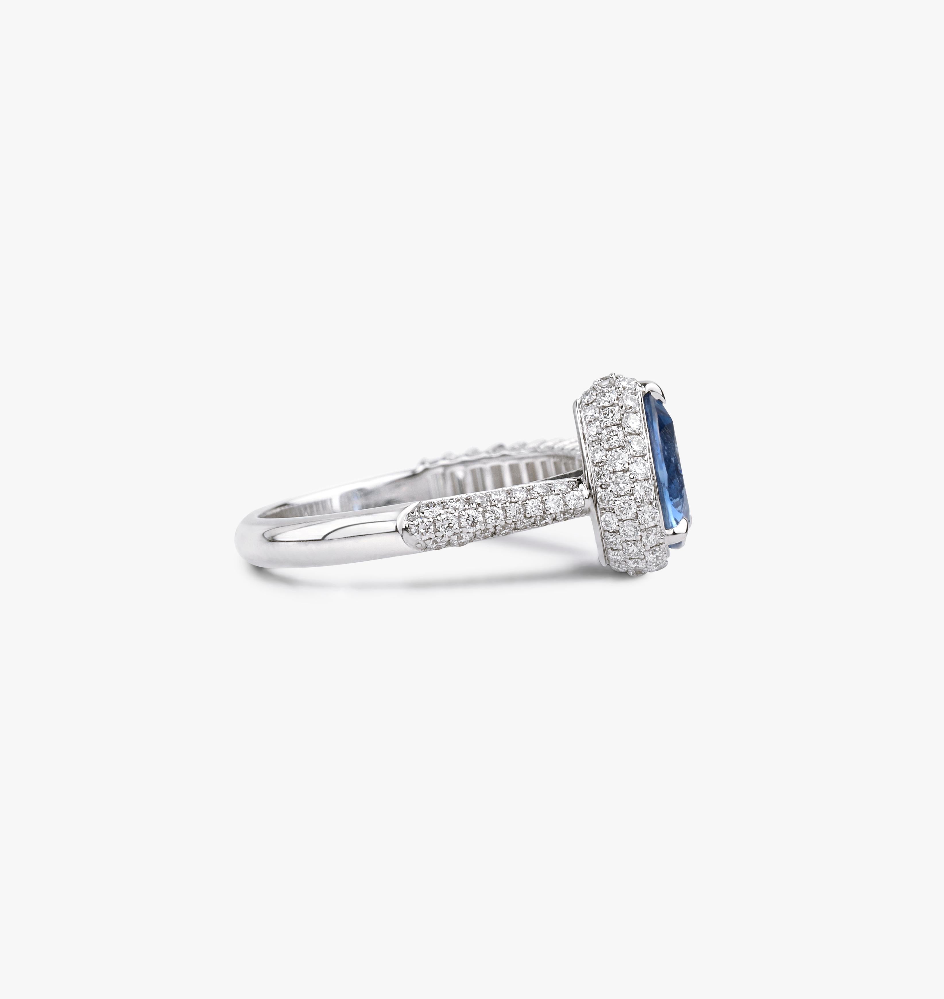 Anillo de compromiso con halo abierto de diamantes y zafiro azul talla pera de 1 ct en oro blanco de 18 quilates en Nuevo estado para la venta en Jaipur, RJ