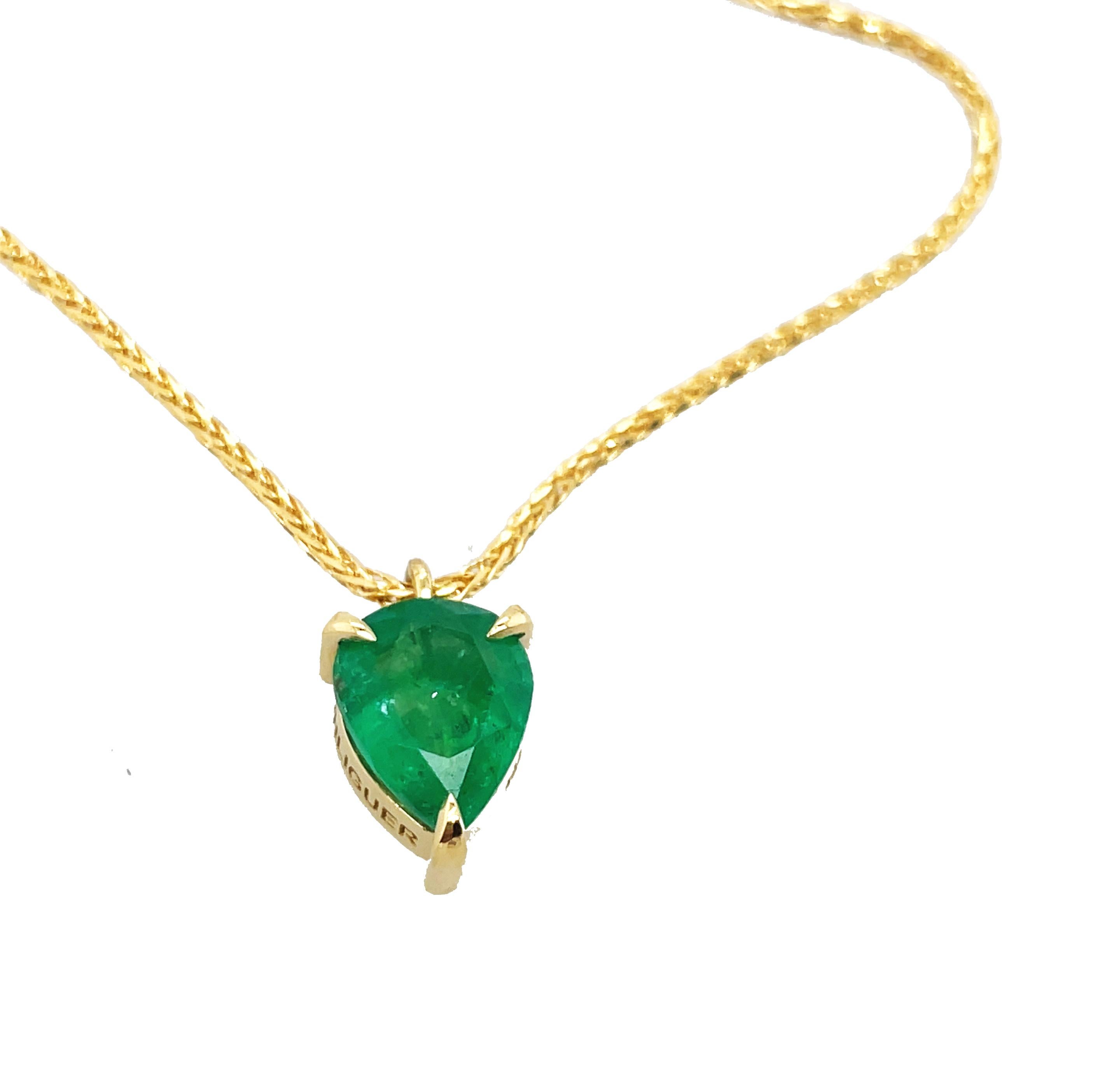 1ct Pear Cut Emerald Pendant Necklace in 18k gold In New Condition For Sale In Brisbane, AU