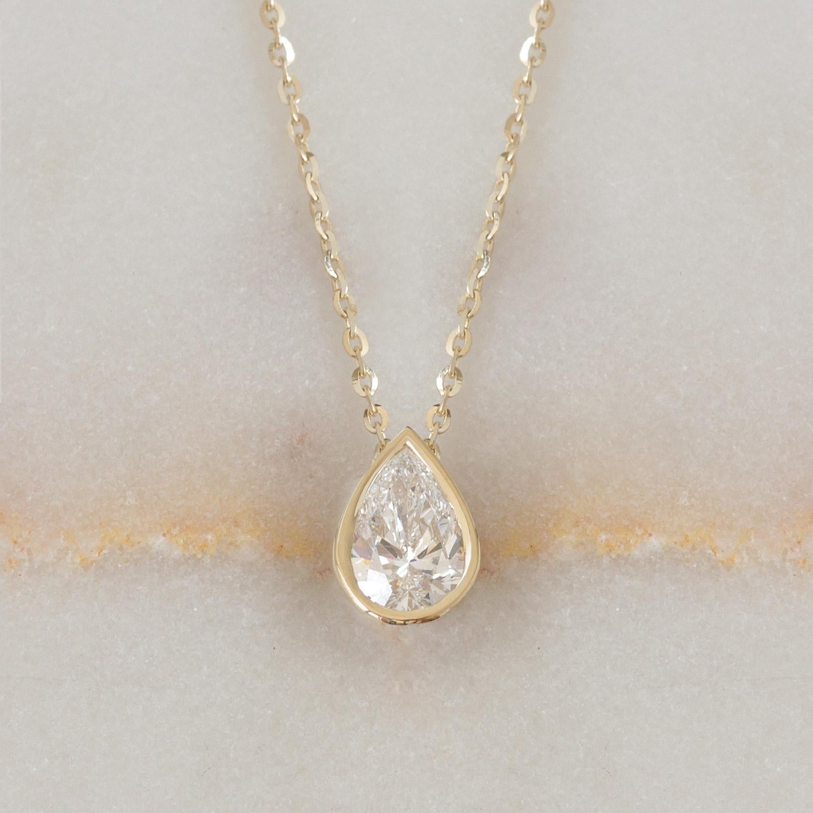 Moderne Collier pendentif solitaire 1CT Pear Shanie Diamond Bezel Setting en vente