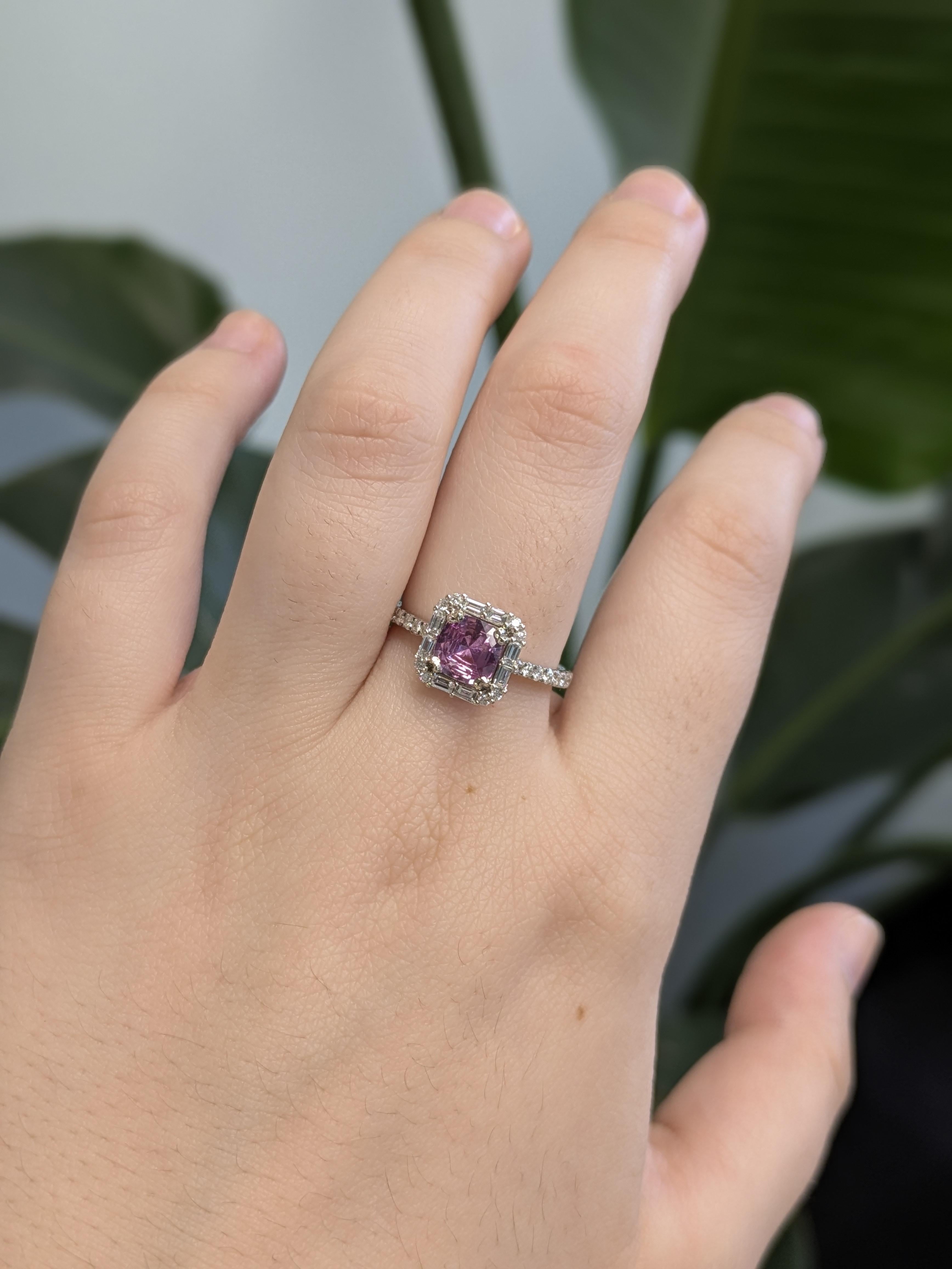 Aggiungi un tocco di eleganza con questo anello con zaffiro rosa a forma di cuscino, incastonato in oro bianco massiccio 14k. Il vibrante zaffiro brilla di un fascino romantico, mentre gli accenti di diamante naturale ne esaltano lo splendore,