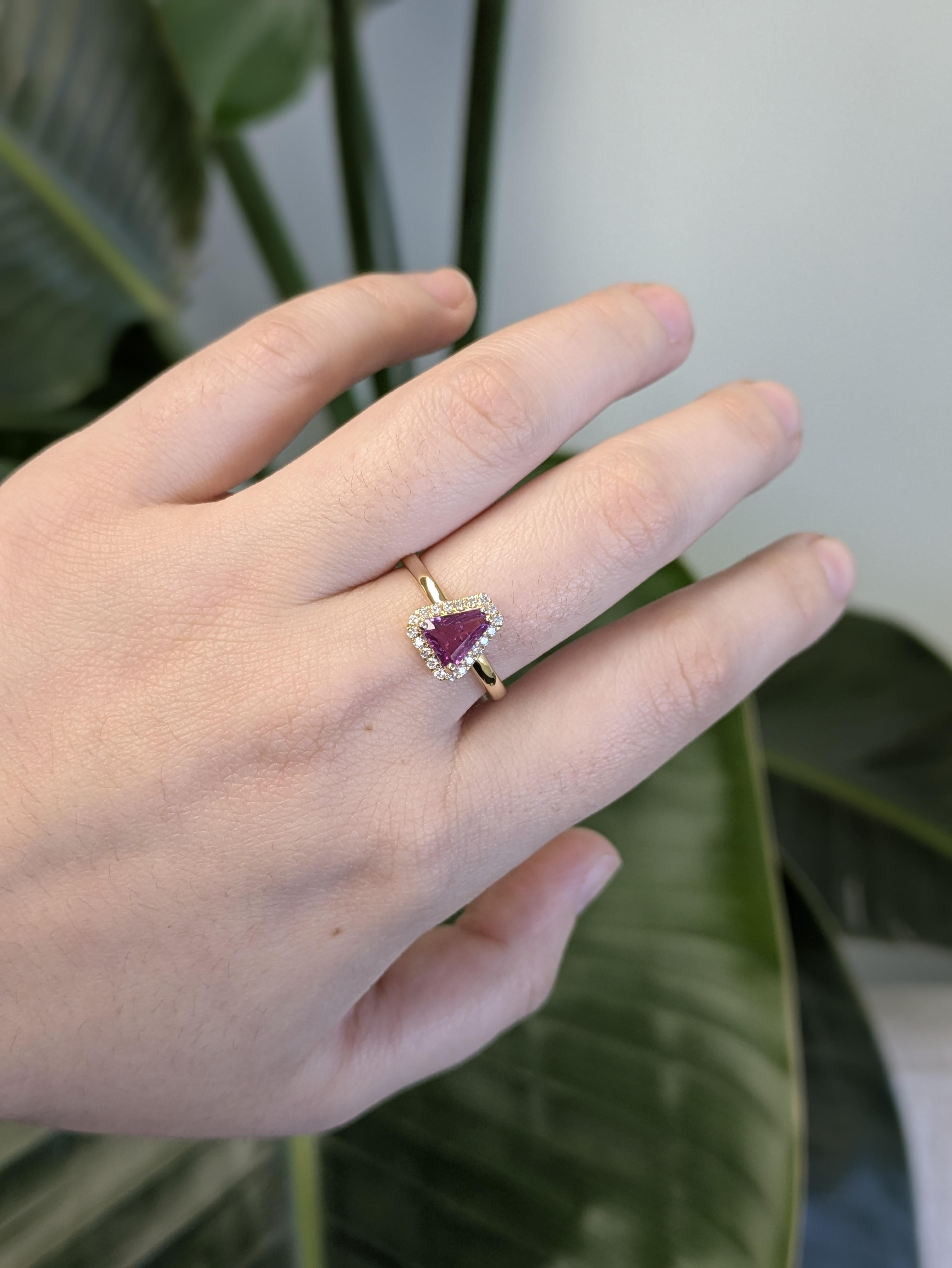 Vibrante anello in oro giallo 14K con uno splendido zaffiro viola dal taglio trillion, che si presenta con un colore audace e regale. La sua forma unica e la sua ricca tonalità rendono questo pezzo una dichiarazione giocosa ed elegante per ogni