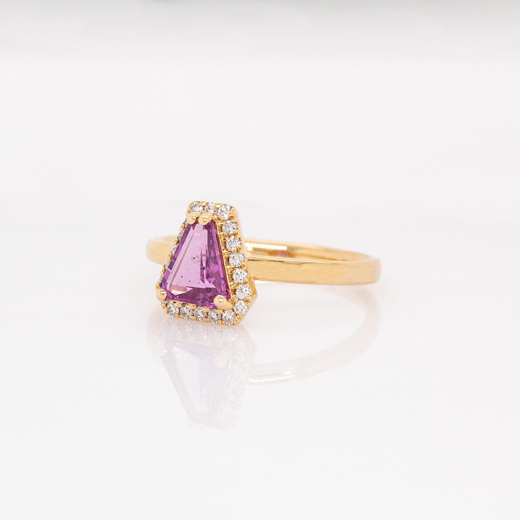 Taglio trillion Anello con zaffiro viola 1ct e accenti di diamante Nature: Oro massiccio 14k, 8x7mm in vendita