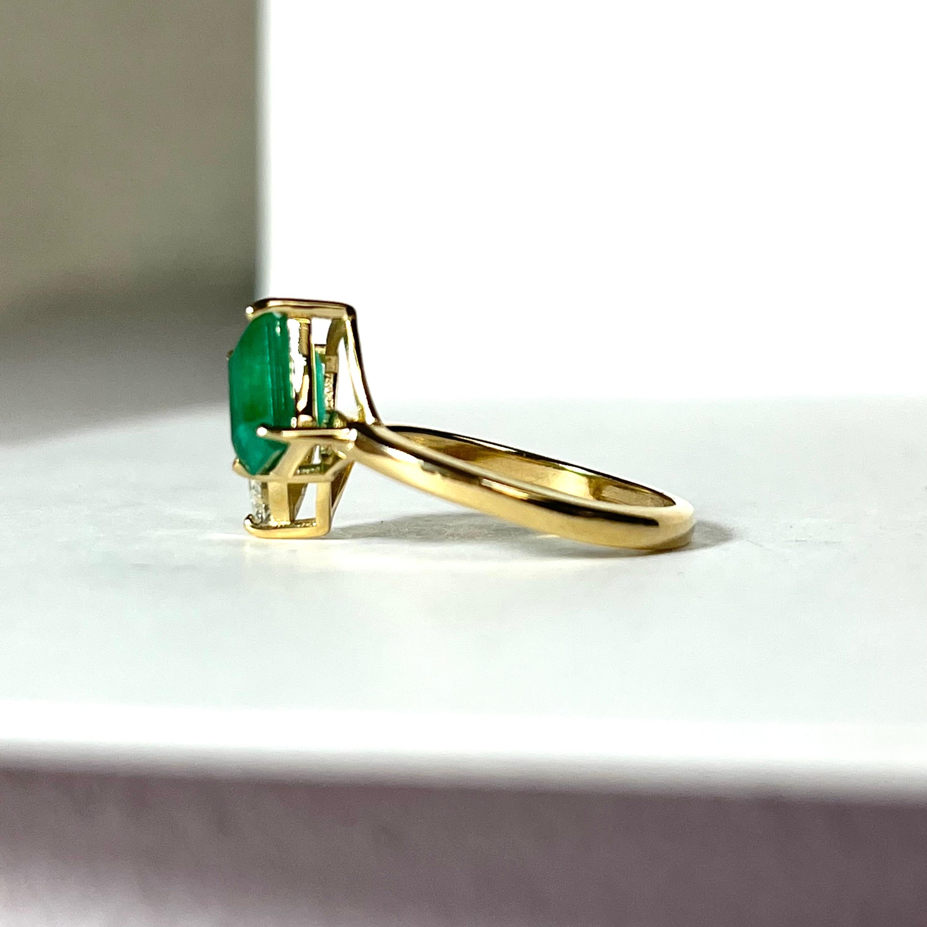 Ausgestattet mit einem schönen Smaragd und Diamanten Zinken in massivem 18K Gelbgold Band.

Der Smaragd ist im Radiant-Schliff und der Diamant im Billionen-Schliff geschliffen, beide natürlich und im Bergbau gewonnen.

Smaragd misst 7x6mm und