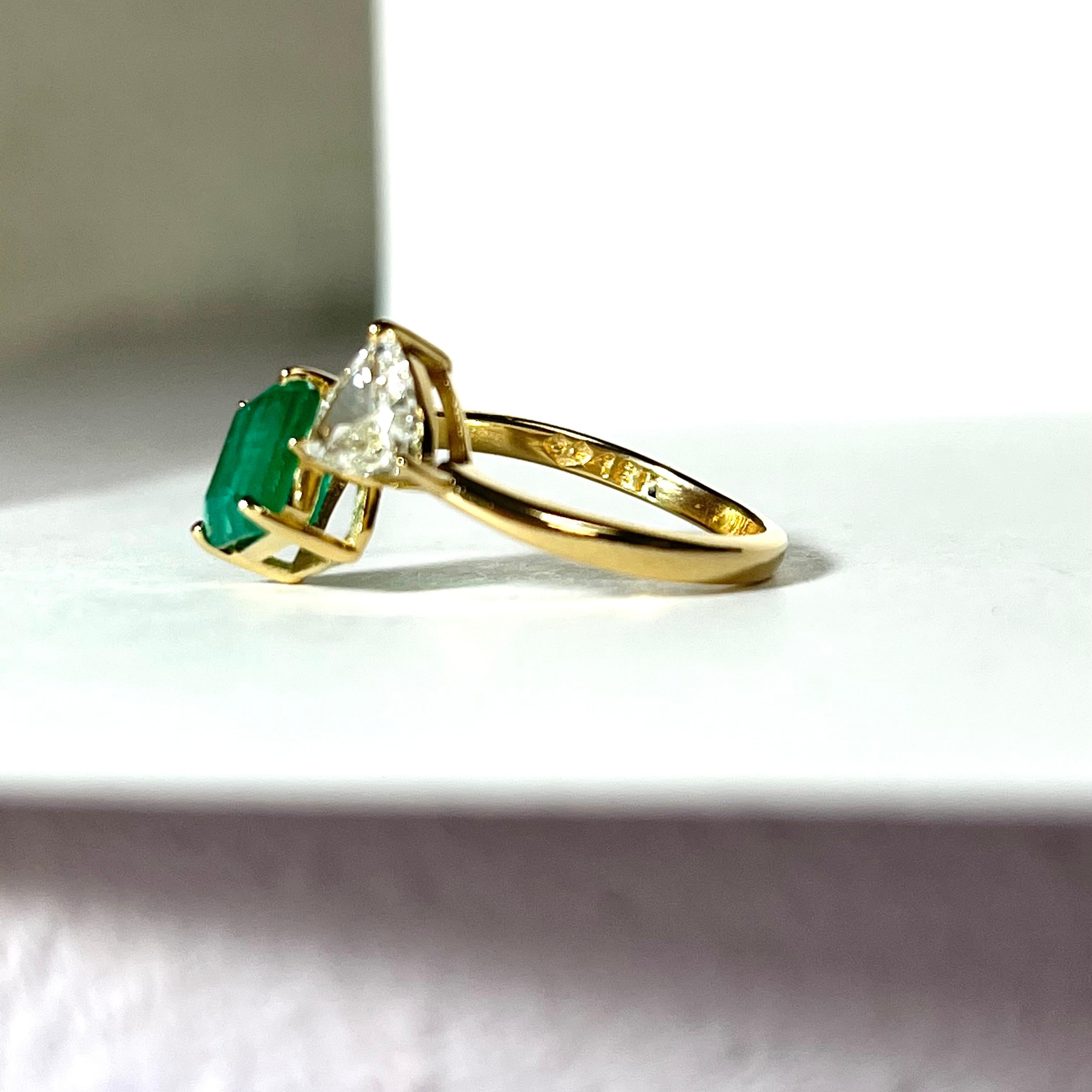 1 Karat strahlender Smaragd und .50 Karat Trillion Diamant Toi et Moi Ring 18K Gelbgold (Moderne)