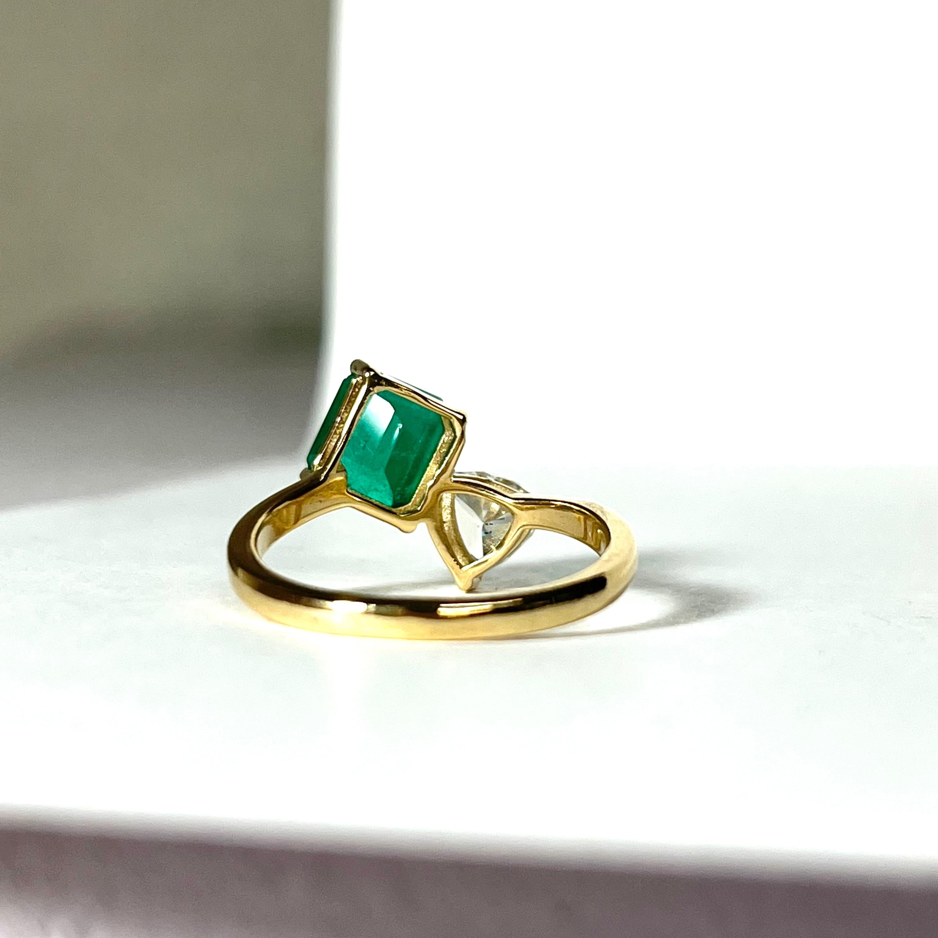 1 Karat strahlender Smaragd und .50 Karat Trillion Diamant Toi et Moi Ring 18K Gelbgold im Zustand „Neu“ in Addison, TX