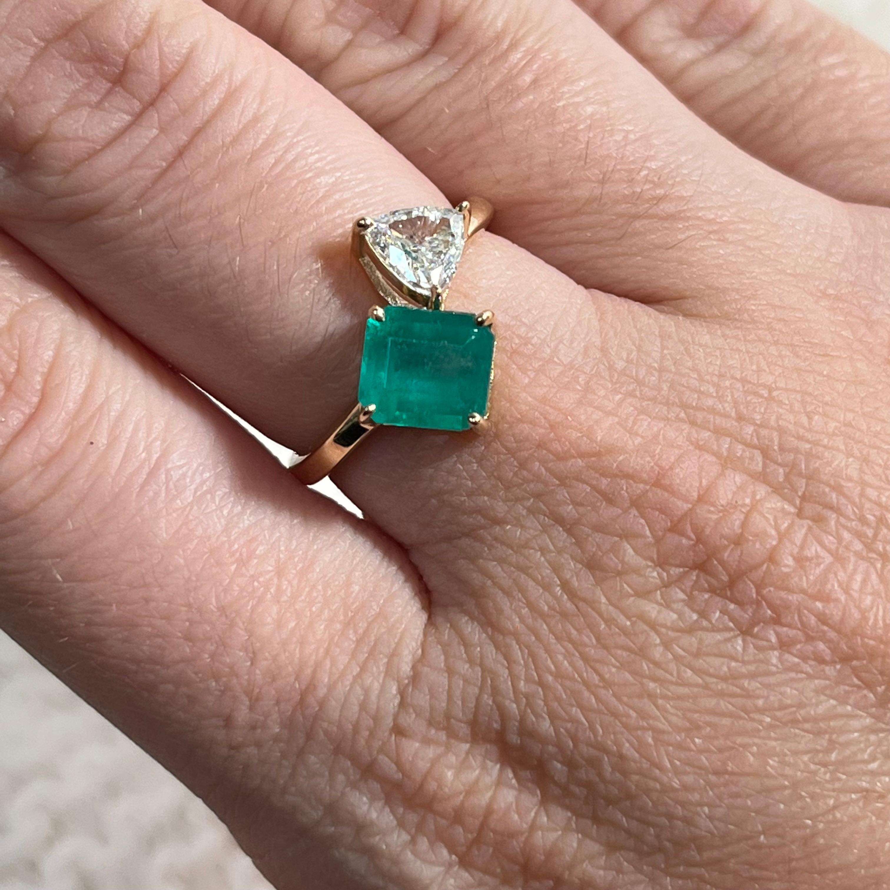 1 Karat strahlender Smaragd und .50 Karat Trillion Diamant Toi et Moi Ring 18K Gelbgold 1