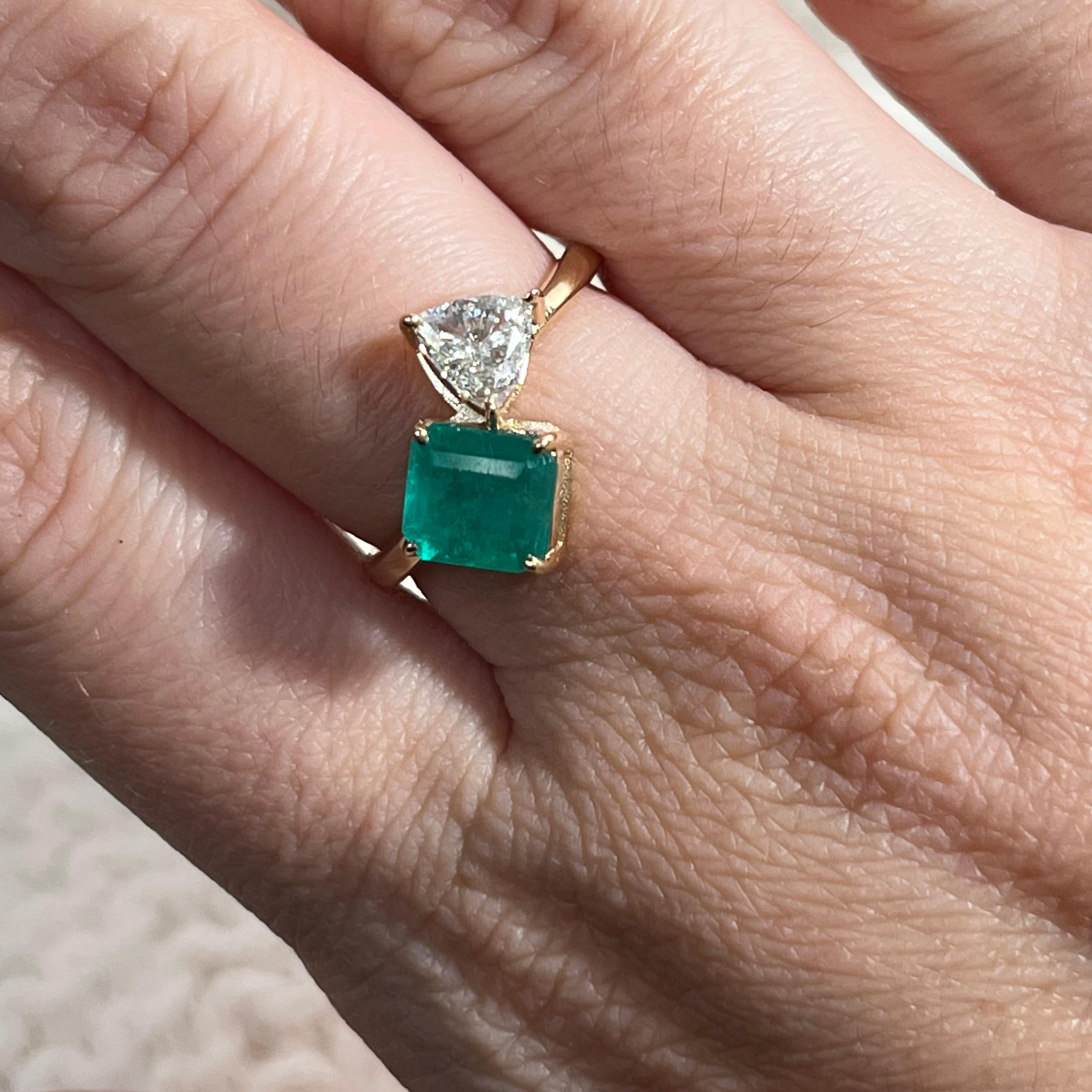 1 Karat strahlender Smaragd und .50 Karat Trillion Diamant Toi et Moi Ring 18K Gelbgold 2