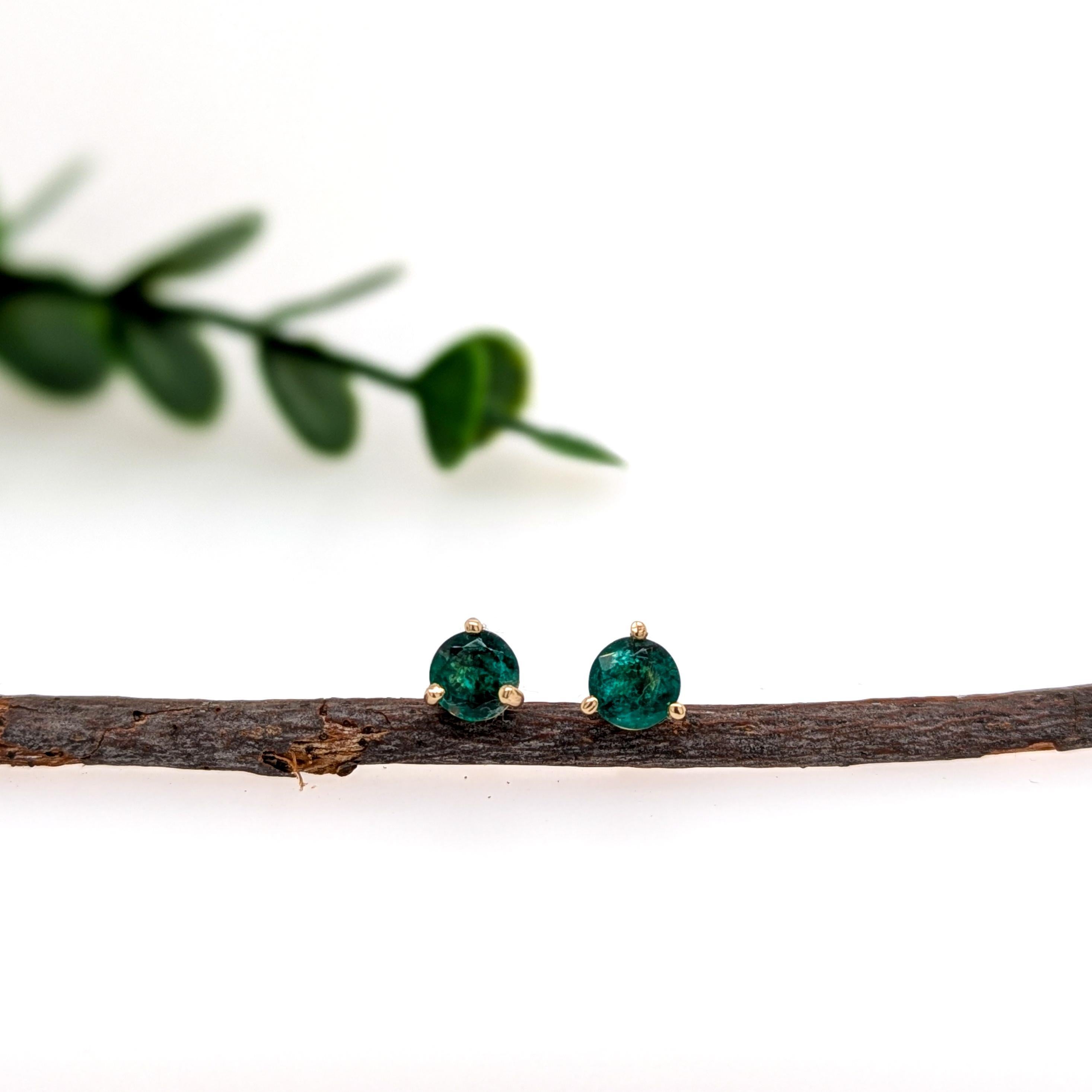 Queste classiche borchie con smeraldo rotondo da 5 mm presentano smeraldi dello Zambia da 1 carato in un'elegante montatura martini, realizzata in oro massiccio 14 carati. Uno stile senza tempo con un brillante tocco di verde. Un regalo perfetto per