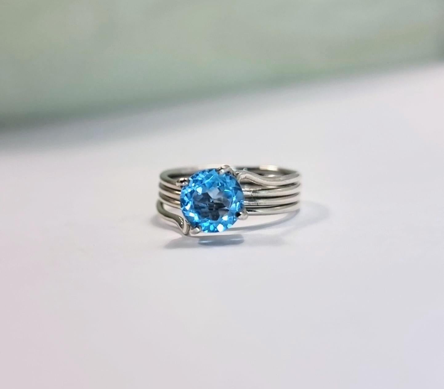 1ct Round Blue Topaz Platinum Silver Band Ring In New Condition For Sale In Lanham, MD