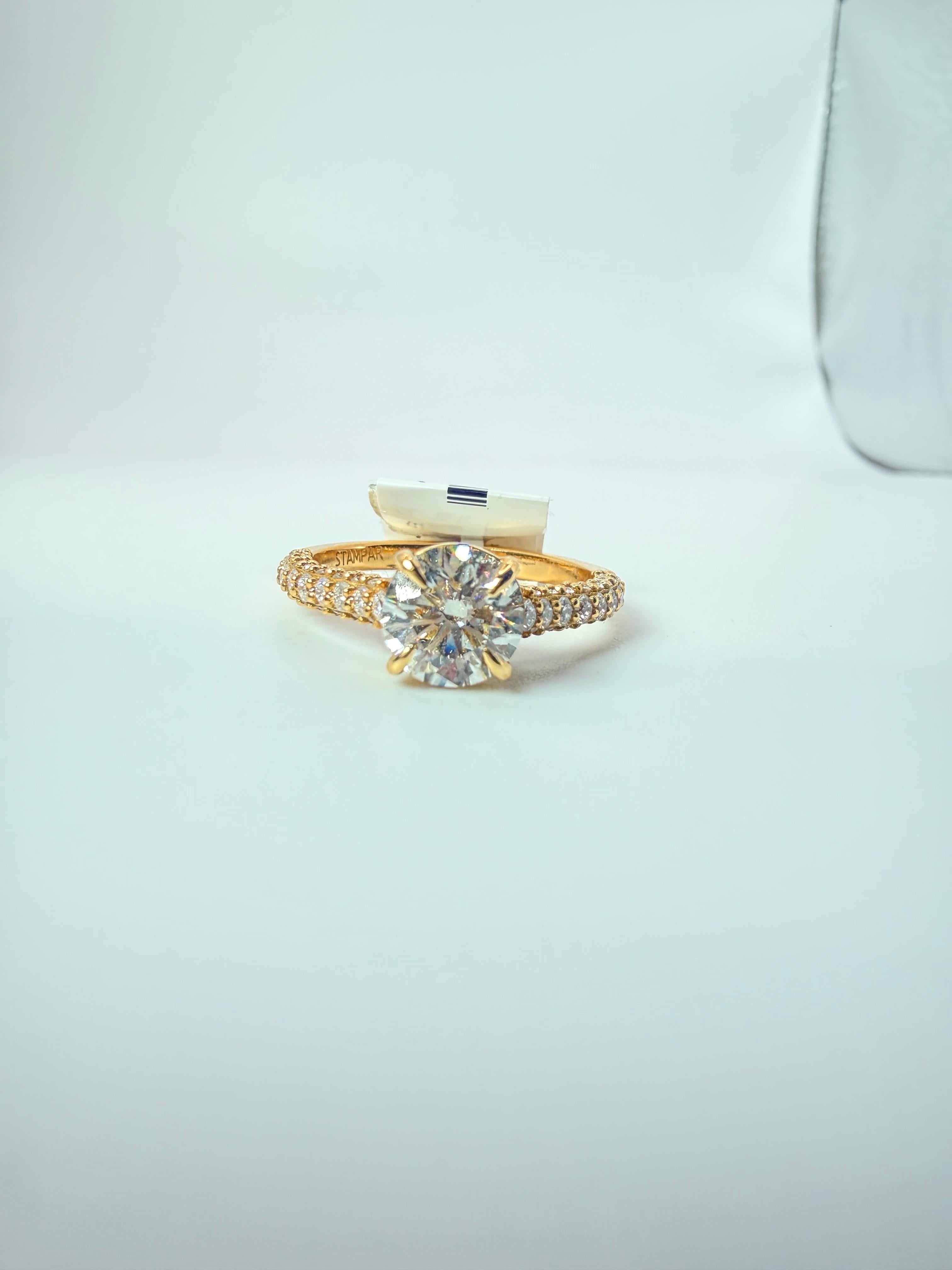 Superbe couleur SI1/G  diamant central accompagné de 0,60 carats de petits diamants en serti pave. La bague est fabriquée en or jaune 18KT en taille 6,5 et peut être redimensionnée.

CE QUE VOUS OBTENEZ À LA BIJOUTERIE STAMPAR :
Stampar Jewelers,