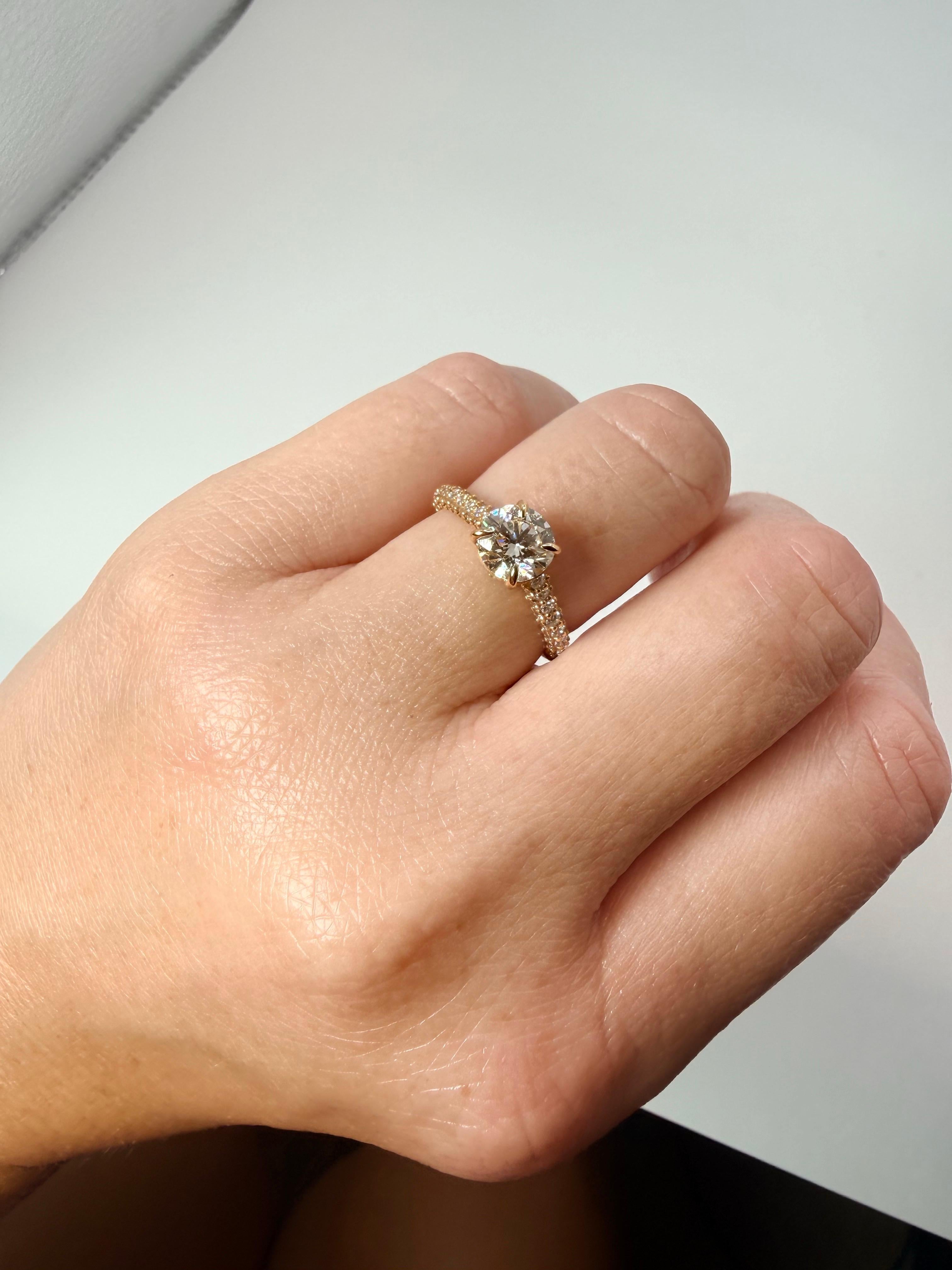 Taille ronde Bague de fiançailles en or jaune 18KT sertie d'un diamant rond de 1ct en vente