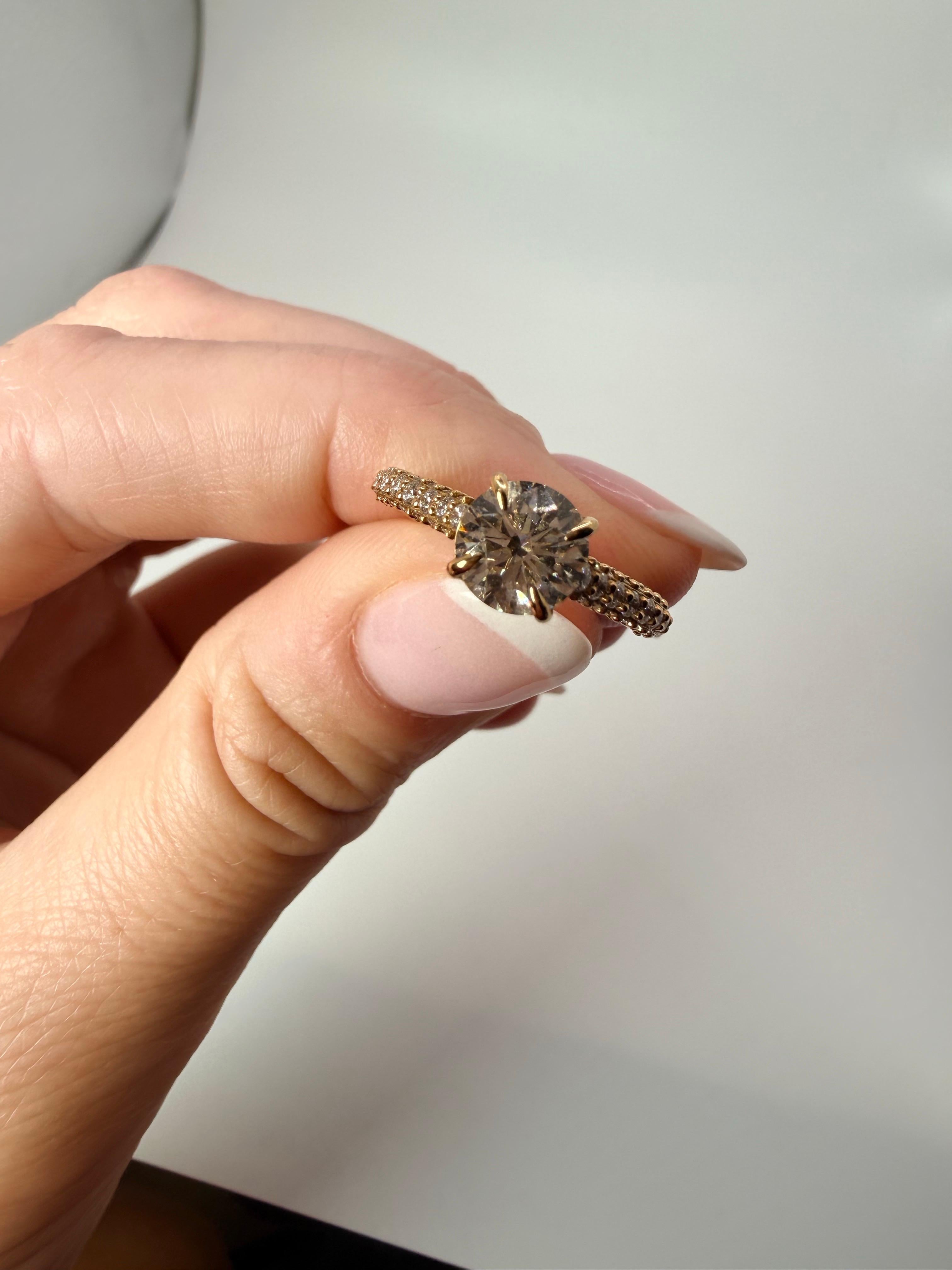 Bague de fiançailles en or jaune 18KT sertie d'un diamant rond de 1ct Unisexe en vente