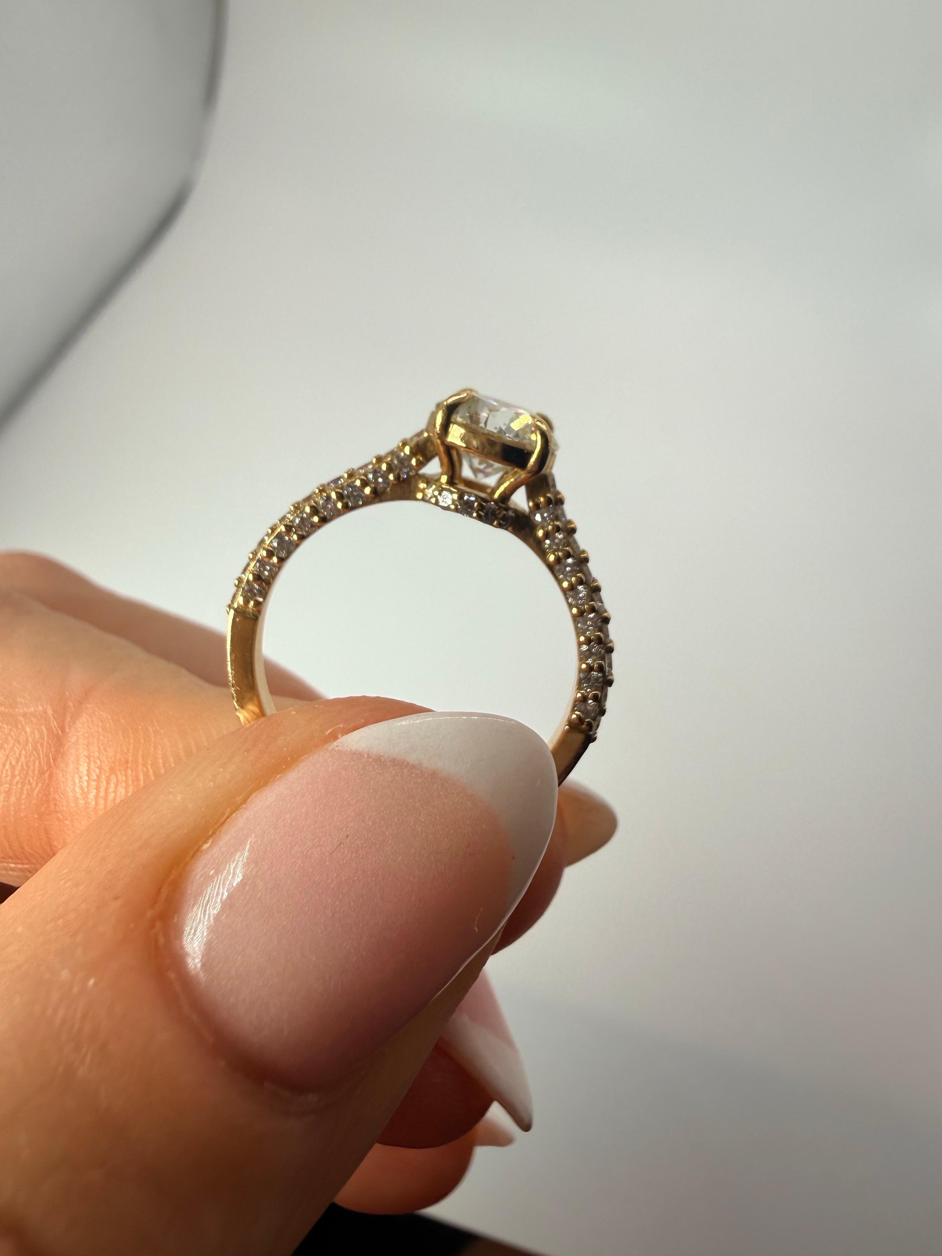 Bague de fiançailles en or jaune 18KT sertie d'un diamant rond de 1ct en vente 1