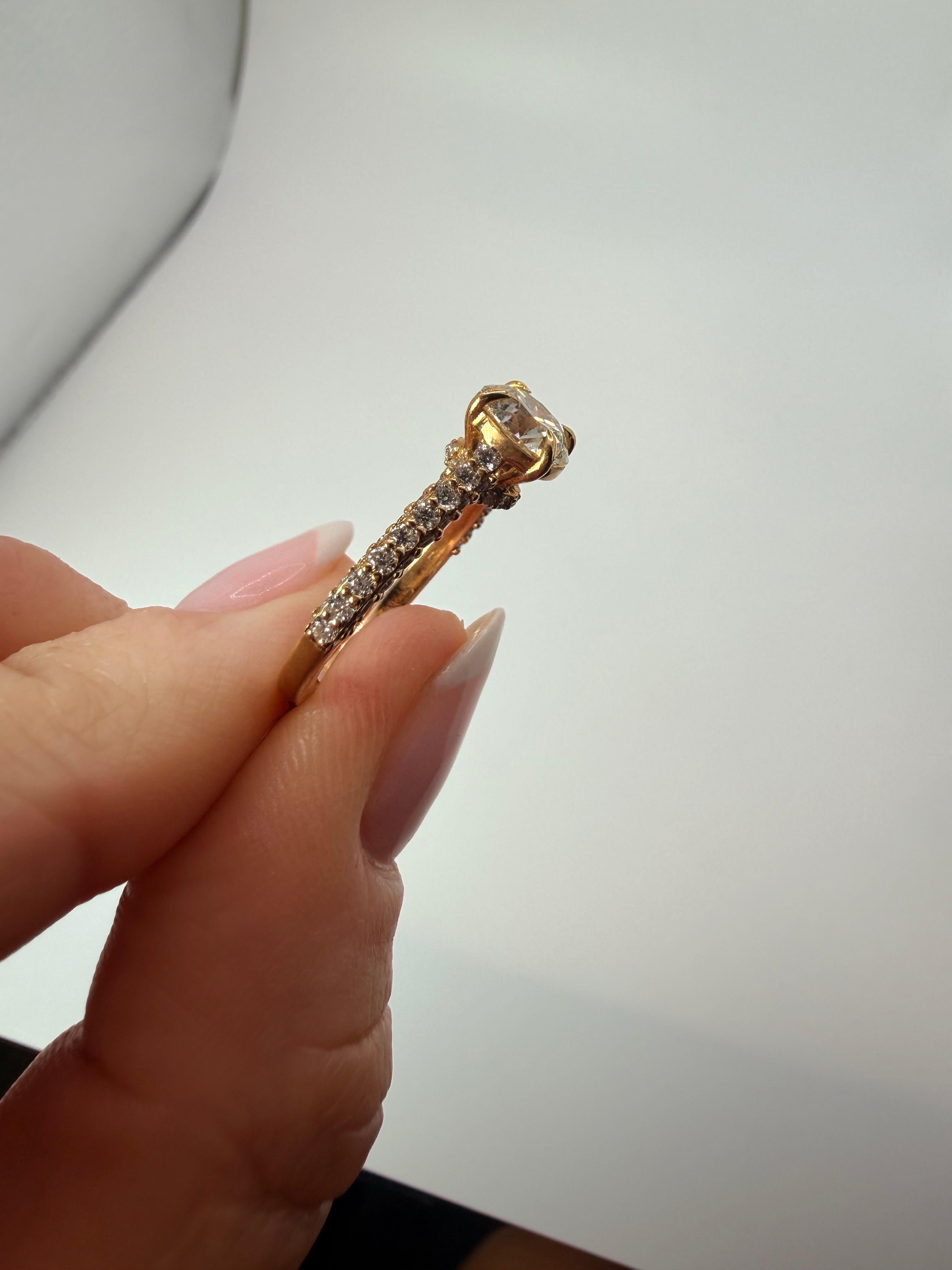 Bague de fiançailles en or jaune 18KT sertie d'un diamant rond de 1ct en vente 3