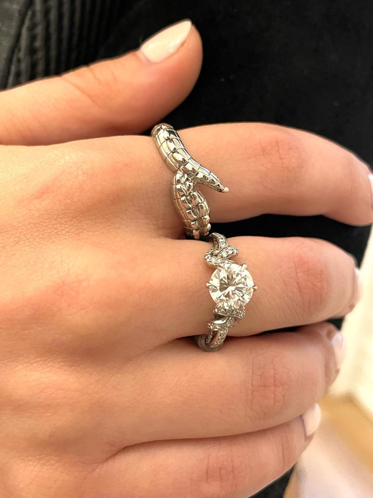 En vente :  Bague en platine à diamant rond de 1,60ct avec nœuds de diamants pavés 13