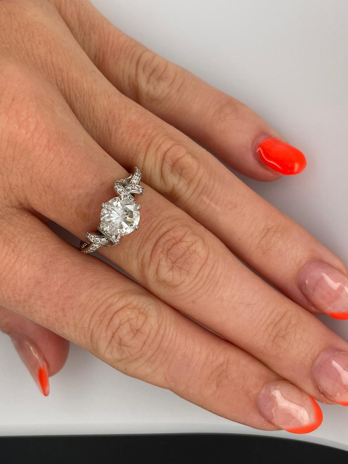 En vente :  Bague en platine à diamant rond de 1,60ct avec nœuds de diamants pavés 14