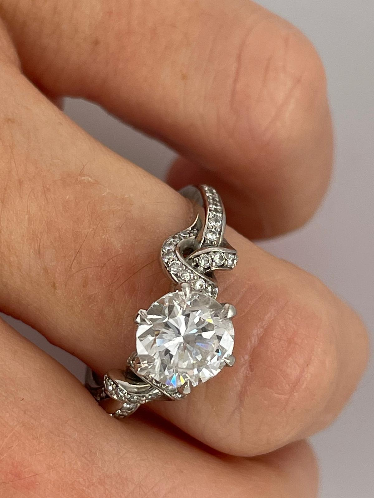 En vente :  Bague en platine à diamant rond de 1,60ct avec nœuds de diamants pavés 18